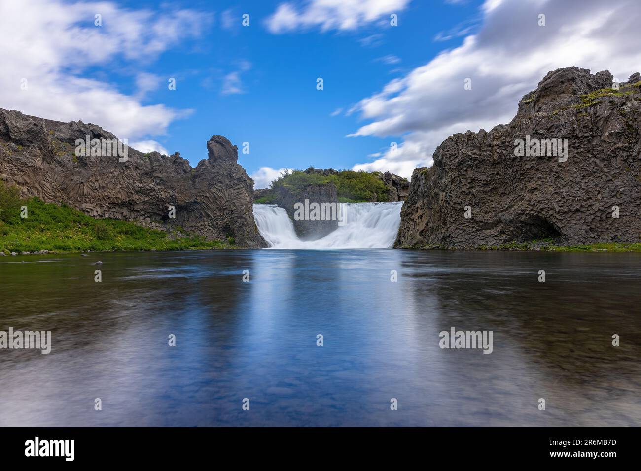 Un paesaggio pittoresco caratterizzato da un fiume che scorre attraverso una gola con acque incontaminate e tranquille Foto Stock