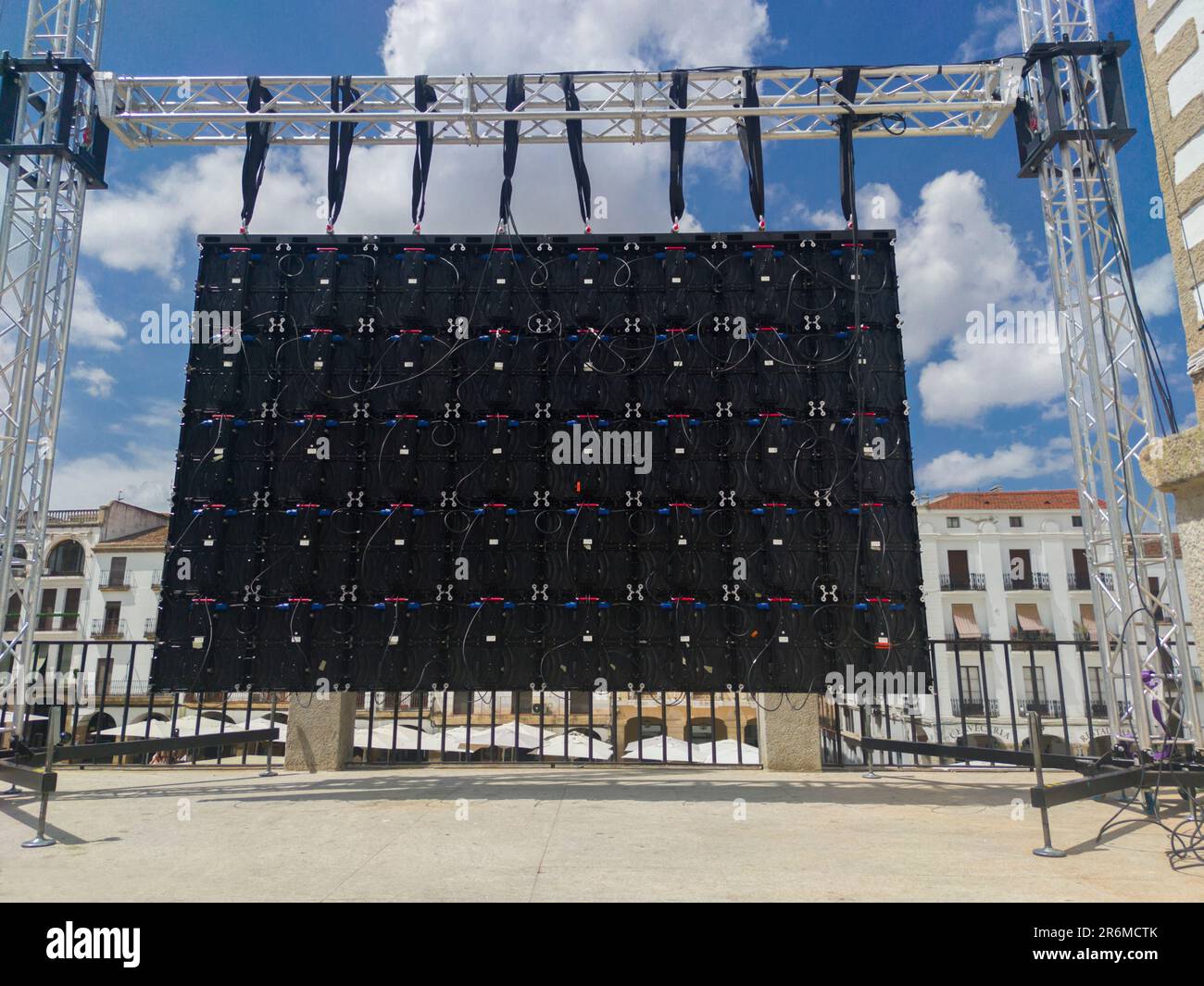 Video wall per eventi all'aperto, vista posteriore. I televisori sono affiancati in modo contiguo Foto Stock