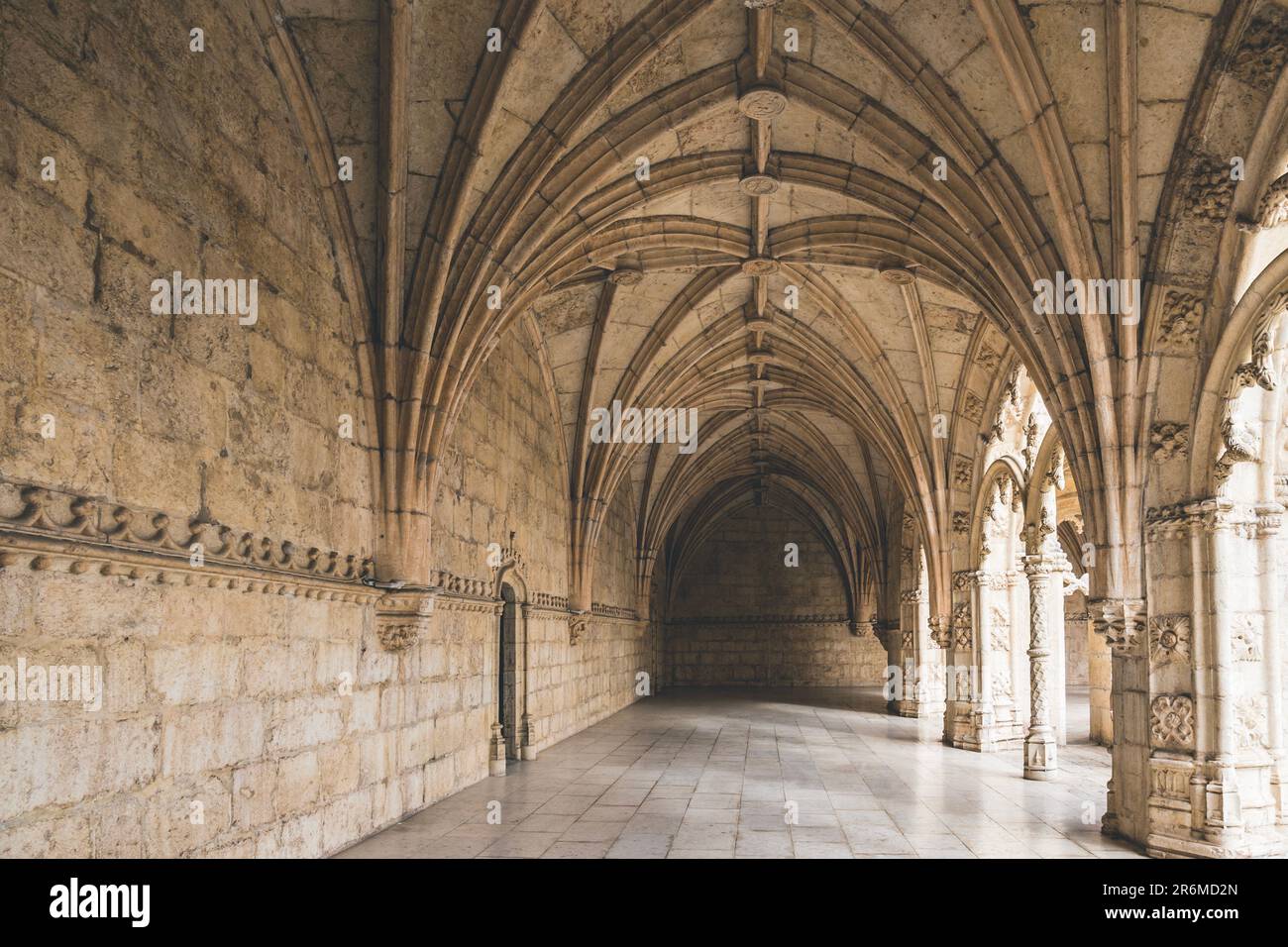 Corridoio del chiostro nel monastero di Jeronimos con interno in pietra ad arco a Lisbona, Portogallo Foto Stock