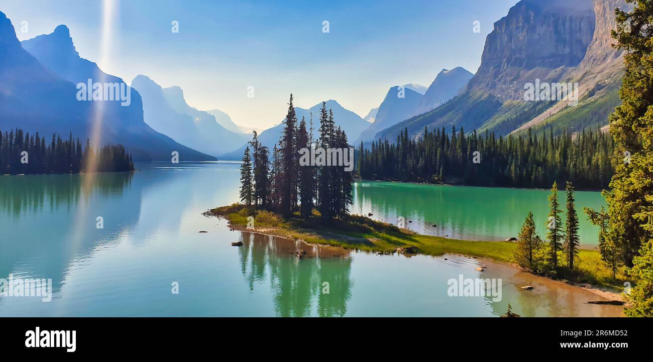 Spirit Island, famosa in tutto il mondo e famosa in tutto il mondo, luogo sacro per la prima nazione di Stoney Nakoda, sul lago Maligne nel Jasper National Park, nelle montagne rocciose del Canada Foto Stock