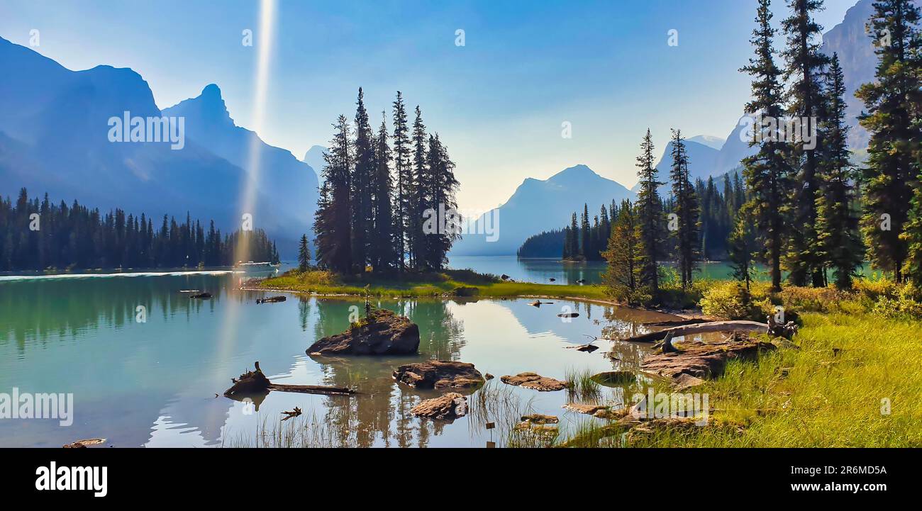 Spirit Island, famosa in tutto il mondo e famosa in tutto il mondo, luogo sacro per la prima nazione di Stoney Nakoda, sul lago Maligne nel Jasper National Park, nelle montagne rocciose del Canada Foto Stock