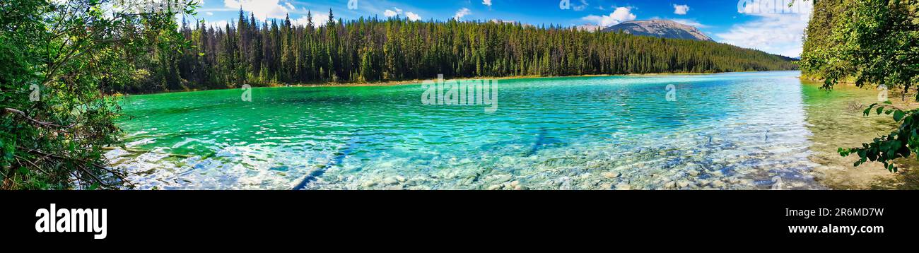 Vista panoramica del lago 5th nella regione della Valle dei cinque Laghi vicino al Jasper National Park nelle Montagne Rocciose del Canada Foto Stock