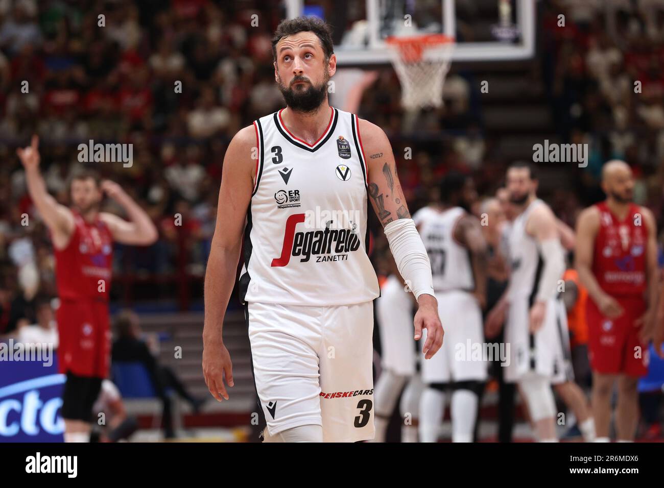 Milano, Italia, Italia. 9th giugno, 2023. Italia, Milano, giugno 9 2023: Marco Belinelli (guardia Virtus) guardare la scacchiera nel 4th° trimestre durante la partita di basket EA7 Emporio Armani Milano vs Virtus Segafredo Bologna, finale game1 playoff LBA 2022-2023 (Credit Image: © Fabrizio Andrea Bertani/Pacific Press via ZUMA Press Wire) SOLO USO EDITORIALE! Non per USO commerciale! Foto Stock