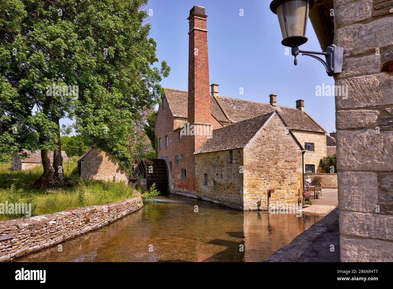 Mulino ad acqua, mulino per mais, Old Mill, Lower Slaughter, Cotswolds, Gloucestershire, Inghilterra Regno Unito. Foto Stock