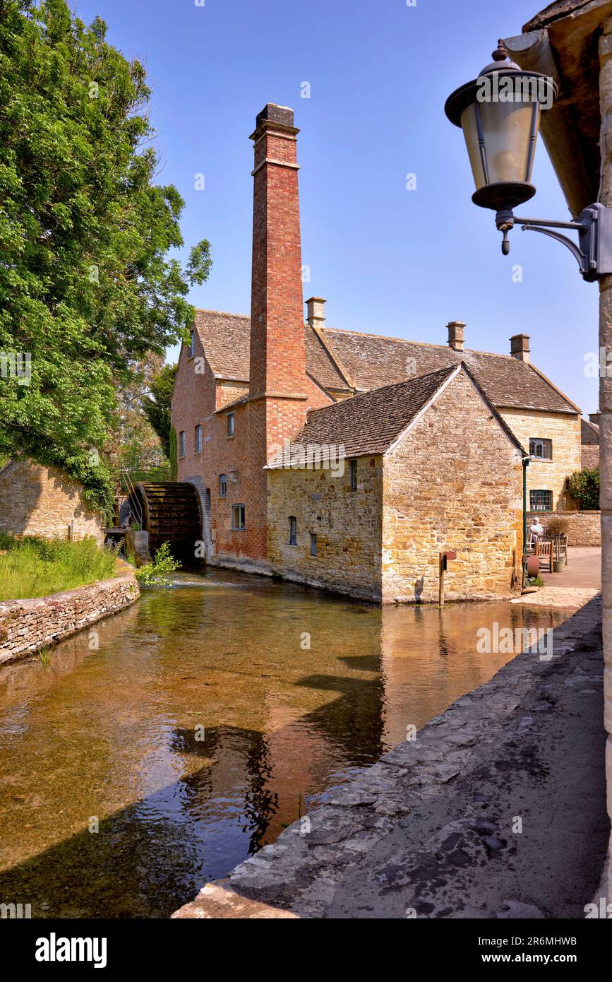 Mulino ad acqua, mulino per mais, Old Mill, Lower Slaughter, Cotswolds, Gloucestershire, Inghilterra Regno Unito. Foto Stock