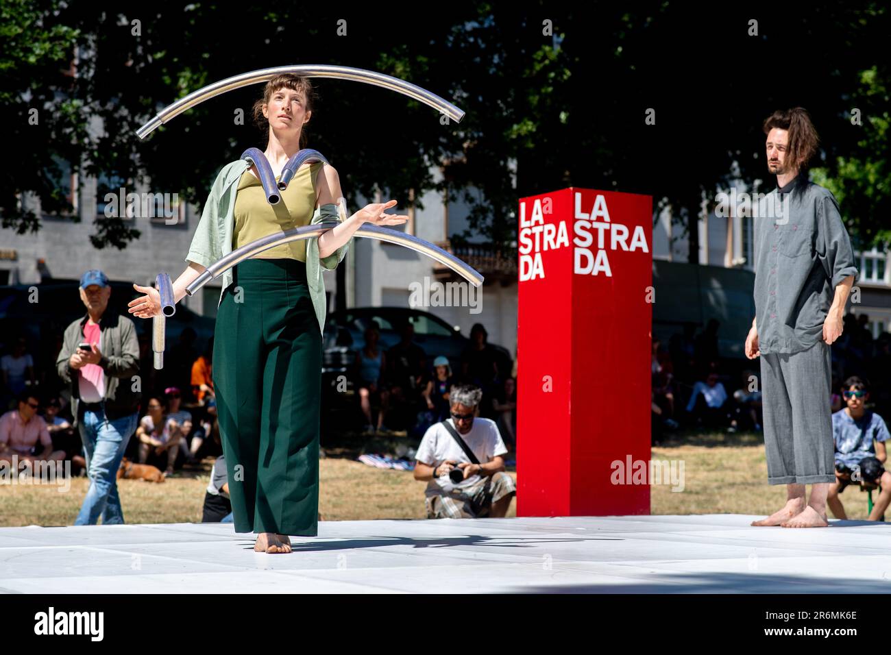 Brema, Germania. 10th giugno, 2023. Gli artisti Sandra Hanschitz (l) e Joel Beierer presentano la loro performance con una cosiddetta ruota Cyr nella Wallanlagen. Artisti internazionali si esibiranno al festival del teatro di strada 'la strada' fino al 11 giugno 2023. Migliaia di spettatori hanno visitato il centro della città nei primi due giorni del festival per passeggiare da una tappa all'altra nelle temperature estive. Credit: Hauke-Christian Dittrich/dpa/Alamy Live News Foto Stock