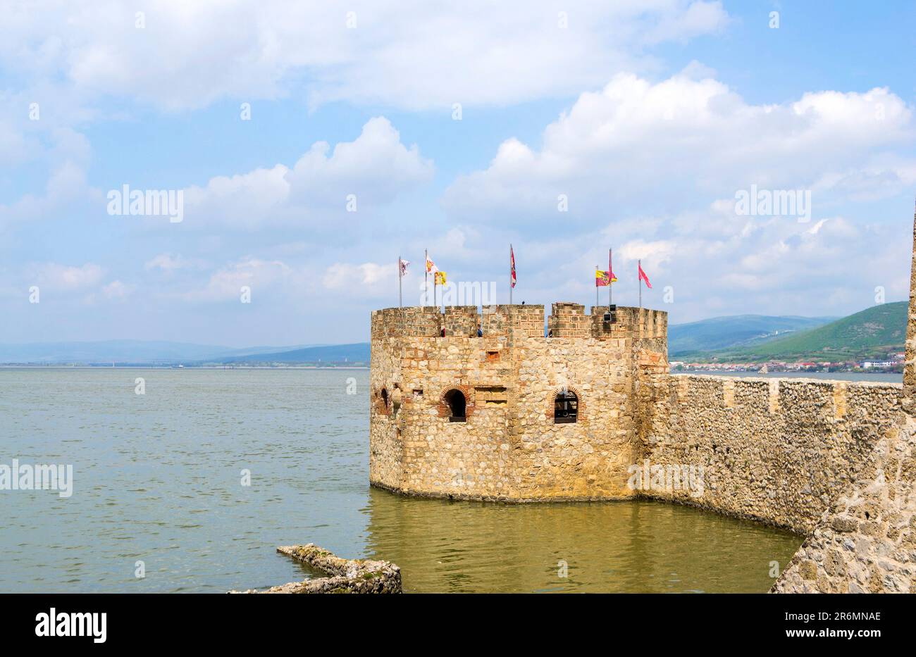 Fortezza di Golubac - veduta accattivante di una roccaforte medievale sul Danubio, circondata da paesaggi mozzafiato. Esplora la sua ricca storia Foto Stock