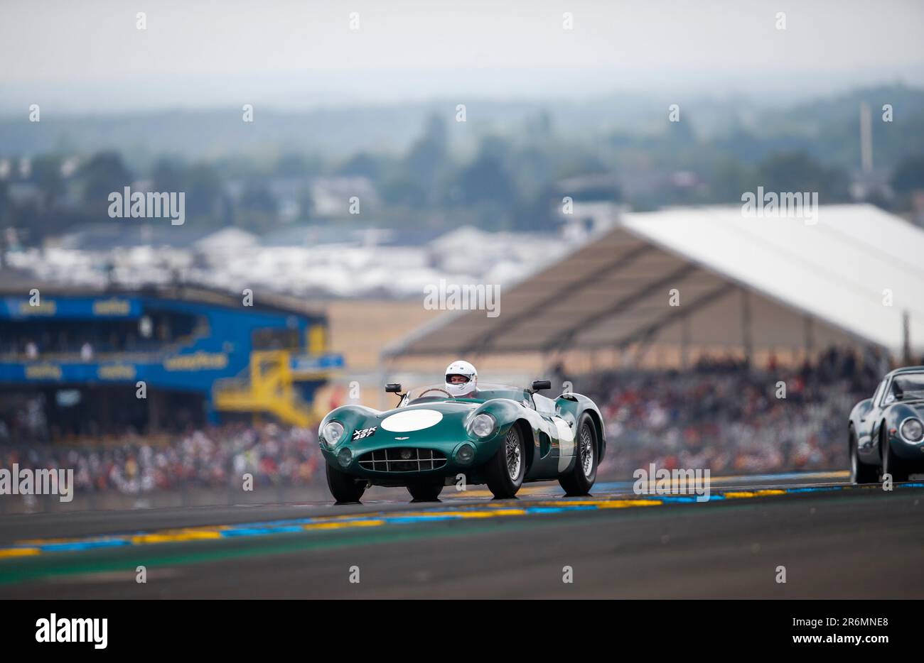 Le Mans, Francia. 10th giugno, 2023. Aston Martin DBR1 guidato da Carroll Shelby e Roy Salvadori, vincitore della 1959 di le Mans durante la parata precedente alla 24 ore di le Mans 2023 sul circuito des 24 Heures du Mans dal 10 al 11 giugno 2023 a le Mans, Francia - Foto Joao Filipe/DPPI Credit: DPPI Media/Alamy Live News Foto Stock