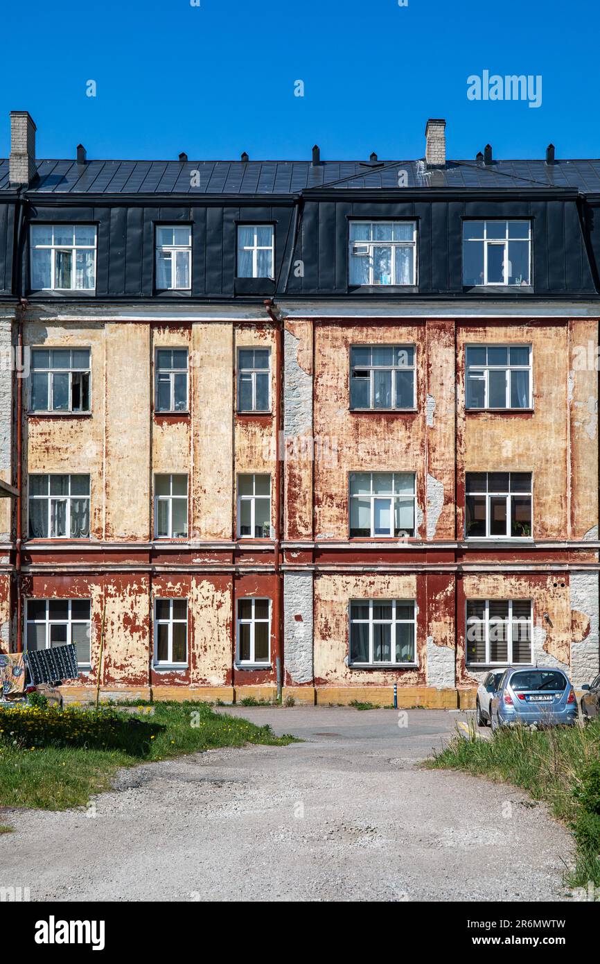 Casa di ingegneri, derelict guardando vecchio edificio residenziale a Kopli 77 nel quartiere Kopli di Tallinn, Estonia Foto Stock