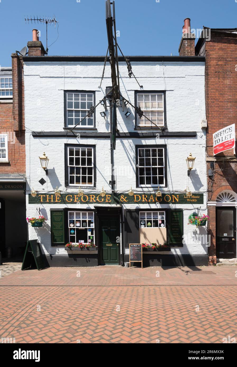 The George & Dragon, un tradizionale pub britannico su High Street, Chesham, Buckinghamshire, Inghilterra, Regno Unito Foto Stock