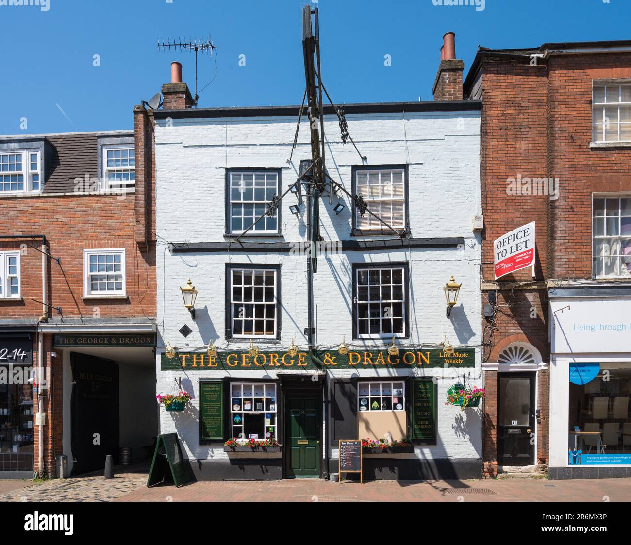 The George & Dragon, un tradizionale pub britannico su High Street, Chesham, Buckinghamshire, Inghilterra, Regno Unito Foto Stock