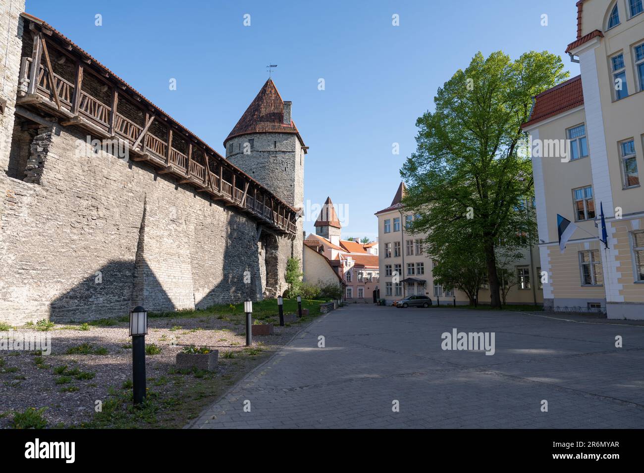 Parte delle mura della città e delle torri di difesa a Tallinn Foto Stock