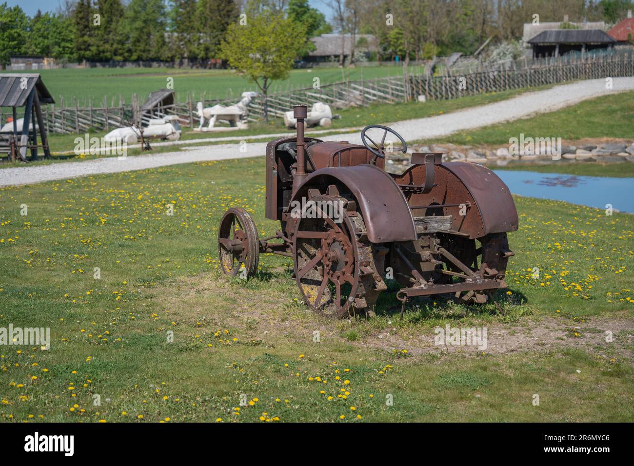 Vecchie attrezzature agricole abbandonate sull'isola di Saaremaa in Estonia Foto Stock