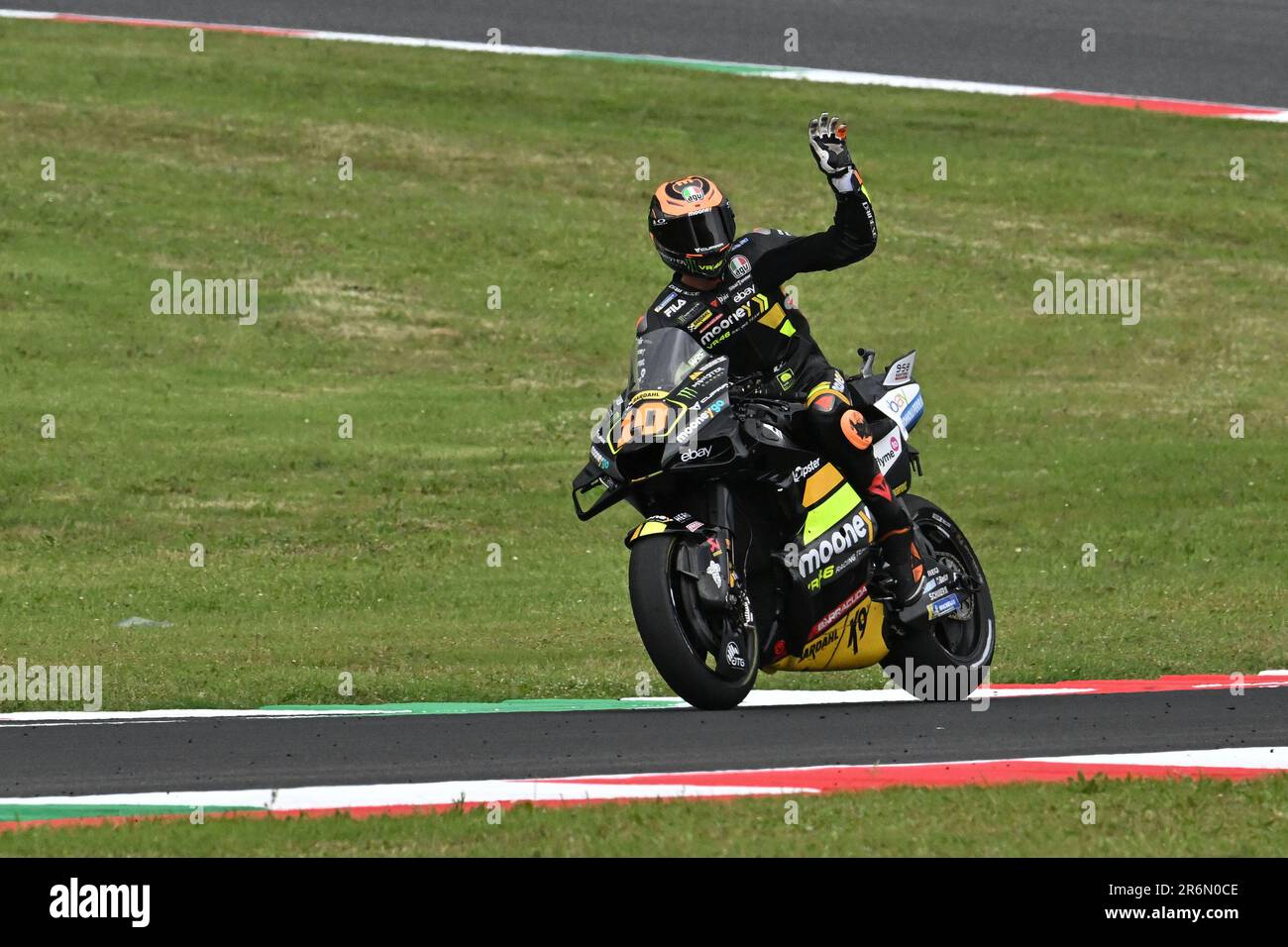 Mugello, Italia. 10th giugno, 2023. Il pilota italiano Luca Marini del Mooney VR46 Racing Team saluta i fan durante il Gran Premio d'Italia di Tissot Sprint MotoGP, Campionato del mondo MotoGP in Mugello, 10 2023 giugno Credit: Independent Photo Agency/Alamy Live News Foto Stock