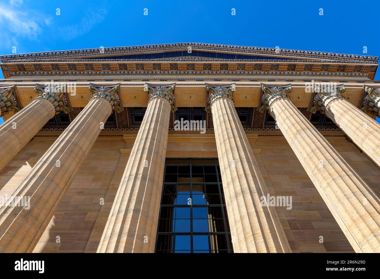 Facciata con colonne antiche del vecchio edificio nel Philadelphia Museum of Art, Philadelphia, Pennsylvania. Foto Stock