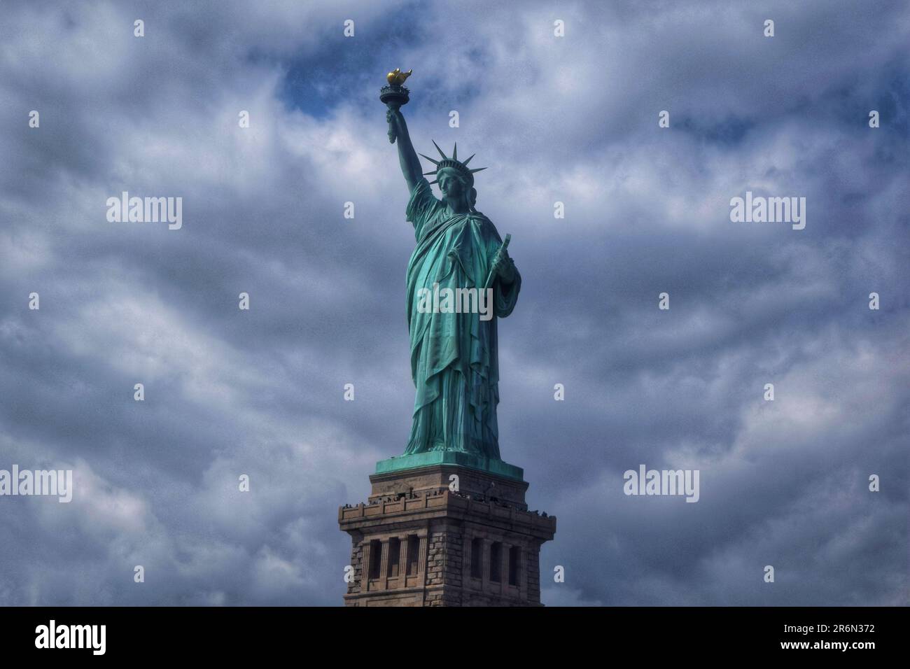 Esplora il fascino senza tempo di New York City e la Statua della libertà attraverso accattivanti fotografie, rivelando l'energia vibrante e iconica della città Foto Stock