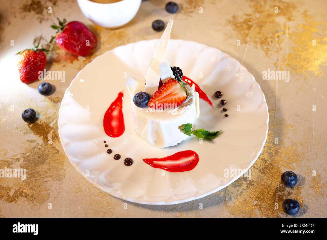 vista dall'alto serve creativo di dessert di mousse di coke in un ristorante. Foto Stock