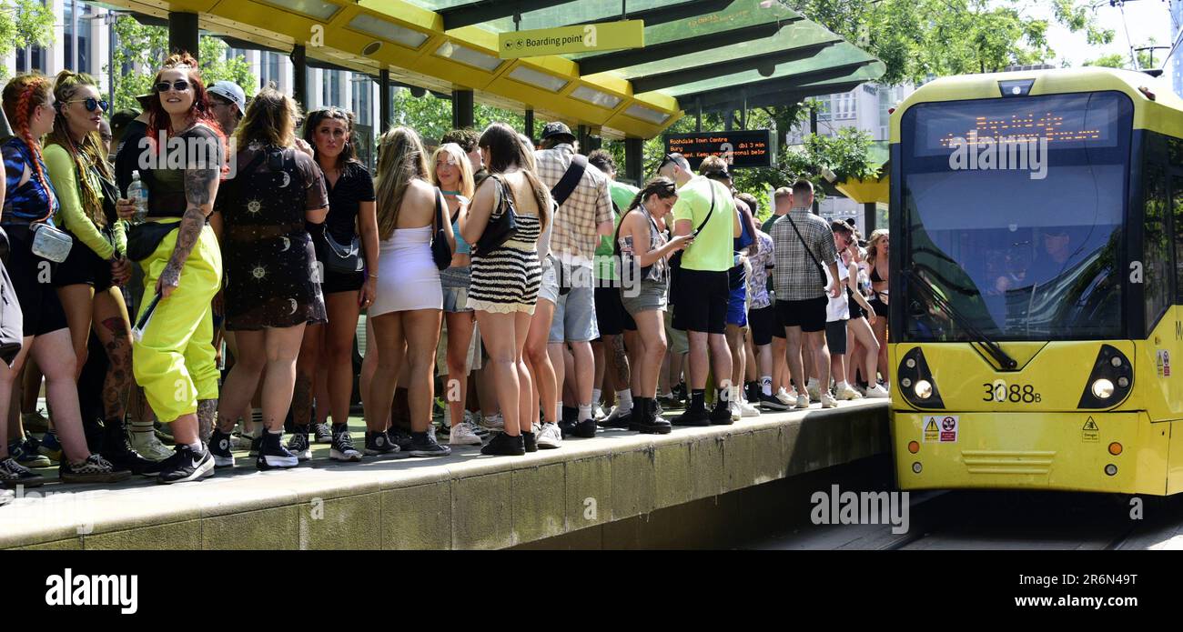 Manchester, Regno Unito. 10th giugno, 2023. Le piattaforme del tram Metrolink sono affollate, mentre circa 82.000 appassionati di musica si dirigono al Parklife Festival, il festival musicale annuale che si tiene a giugno ogni anno a Heaton Park, Manchester, Regno Unito, per il primo giorno dell'evento di due giorni. Il Metrolink ha chiuso alcune fermate del tram nel centro di Manchester, come Exchange Square, Market Street e Piccadilly Gardens, dato che si trovano in viaggio molti. Questo ha sorpreso alcuni viaggiatori che non sapevano che le fermate del tram sarebbero state chiuse. Credit: Terry Waller/Alamy Live News Foto Stock