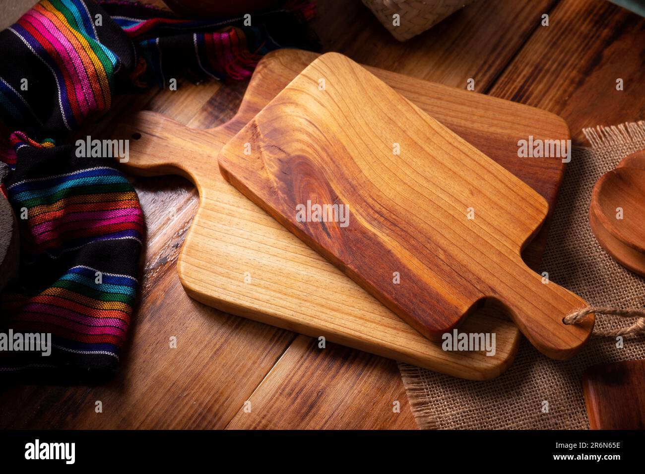 Vuoto rustico tagliere in legno per cucina su vecchio tavolo in legno. Foto Stock