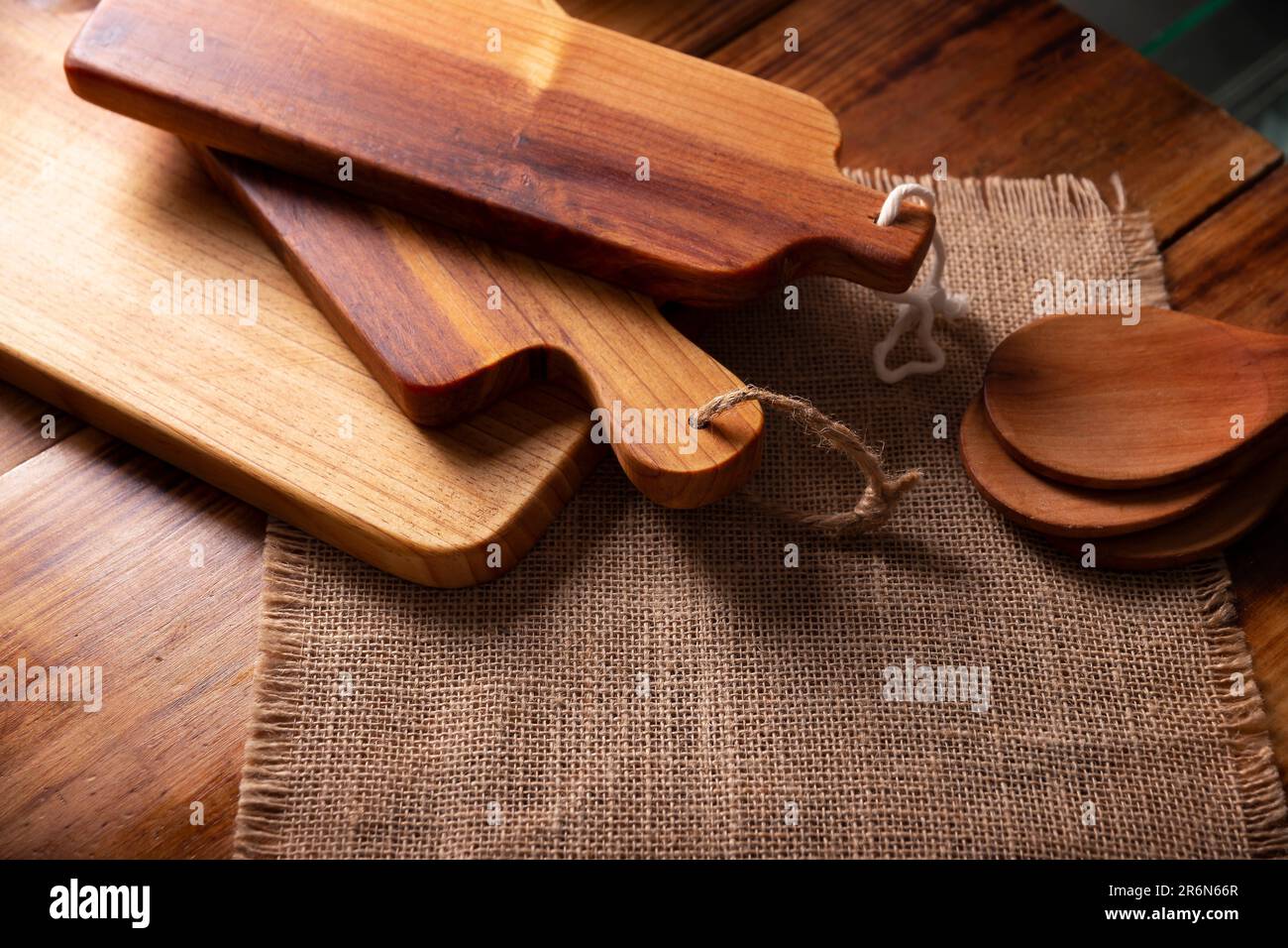 Vuoto rustico tagliere in legno per cucina su vecchio tavolo in legno. Foto Stock