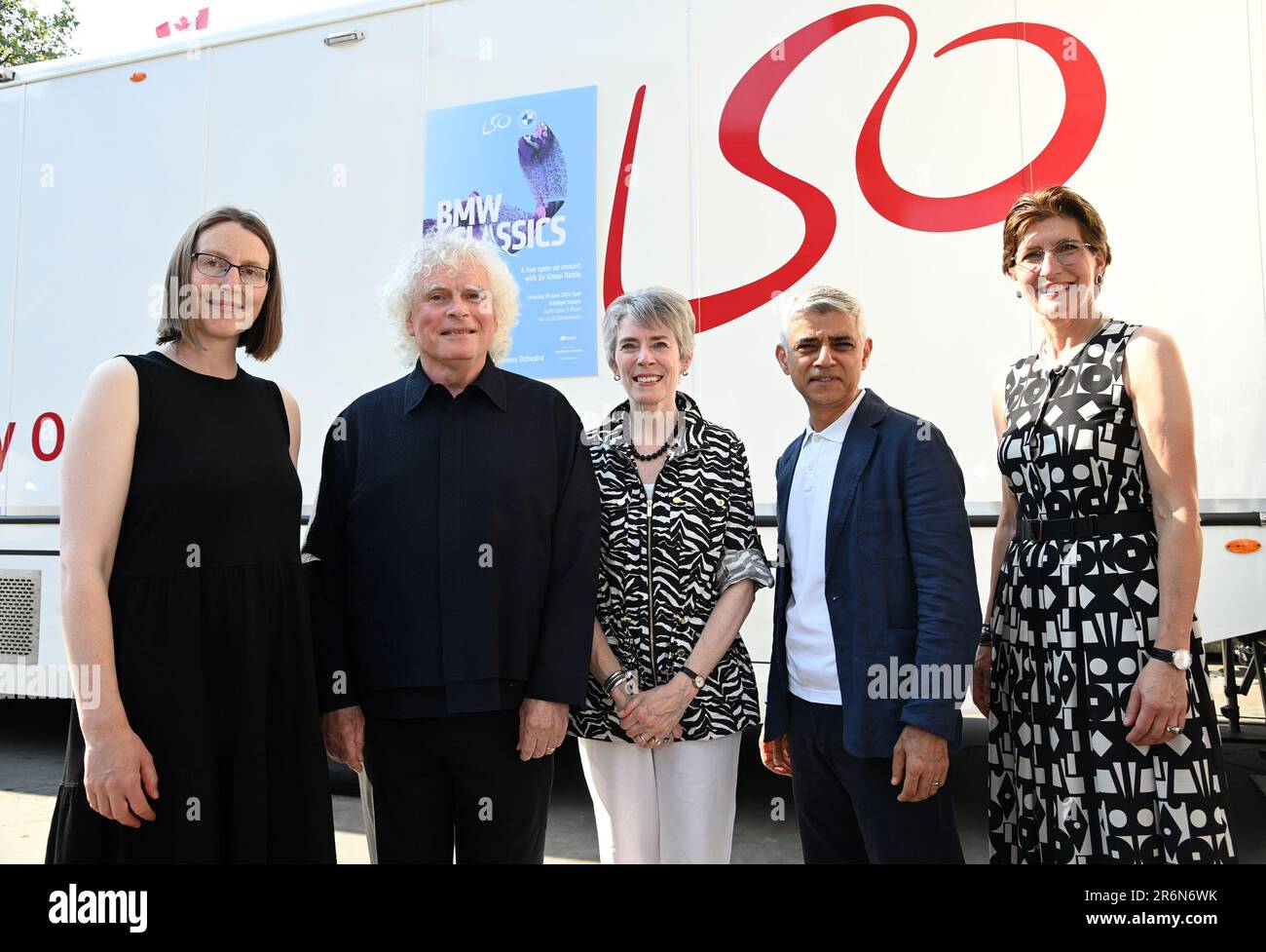 (Da sinistra a destra) Eloise Gynn, Sir Simon Rattle, Kathryn McDowell, Sadiq Khan, Ilke Horstmeier, Al BMW Classic 2023 LSO Concerto a Trafalgar Square Londra. Data immagine: Sabato 10 giugno 2023. Foto Stock