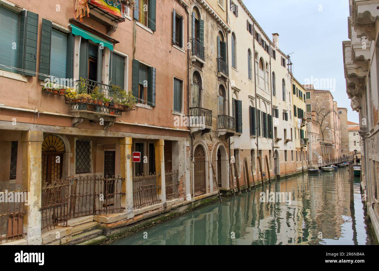 Case di pietra e restrizioni per imbarcazioni Foto Stock