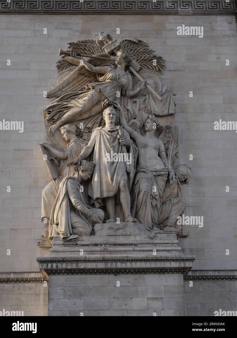 Una scultura raffigurante una figura solitaria che si trova dietro altre tre figure in una posa provocante il pensiero Foto Stock