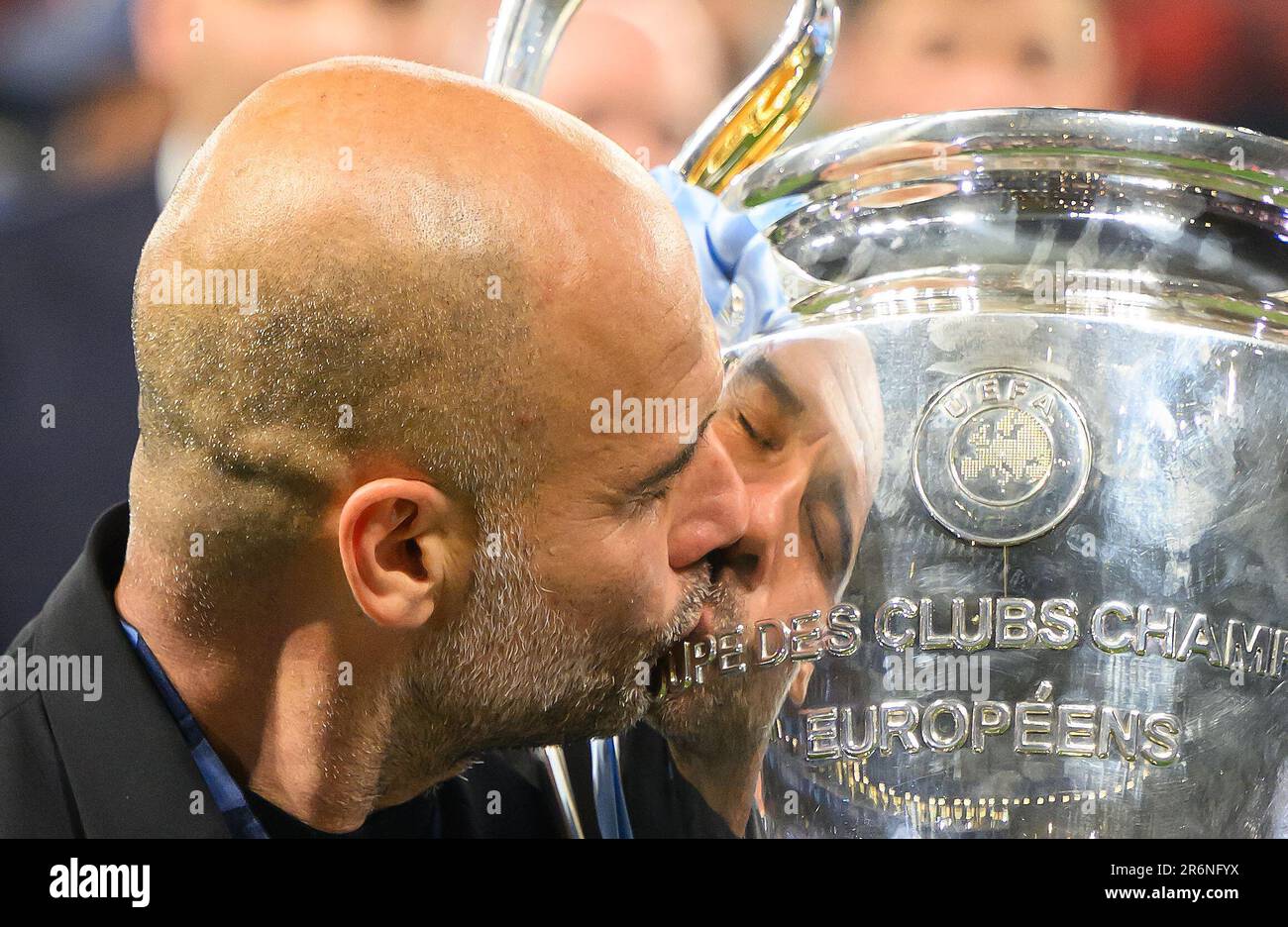 Istanbul, Turchia. 10th giugno, 2023. 10 giu 2023 - Manchester City / Inter Milan - UEFA Champions League - finale - Stadio Olimpico Ataturk. PEP Guardiola bacia il trofeo Champions League. Picture Credit: Mark Pain / Alamy Live News Foto Stock