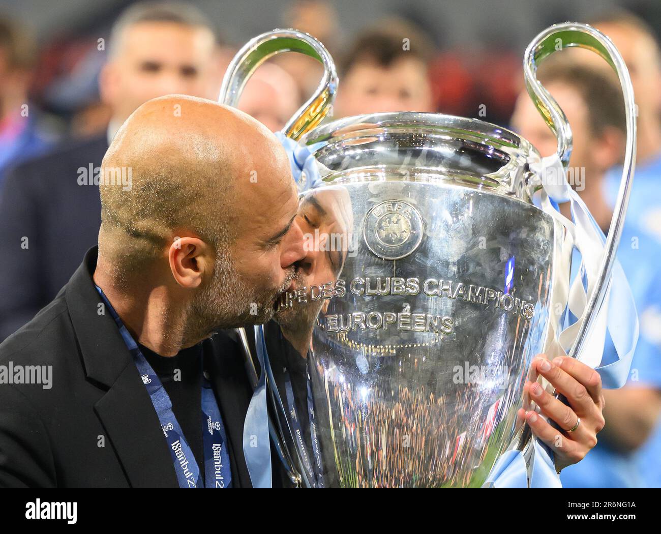 Istanbul, Turchia. 10th giugno, 2023. 10 giu 2023 - Manchester City / Inter Milan - UEFA Champions League - finale - Stadio Olimpico Ataturk. PEP Guardiola bacia il trofeo Champions League. Picture Credit: Mark Pain / Alamy Live News Foto Stock