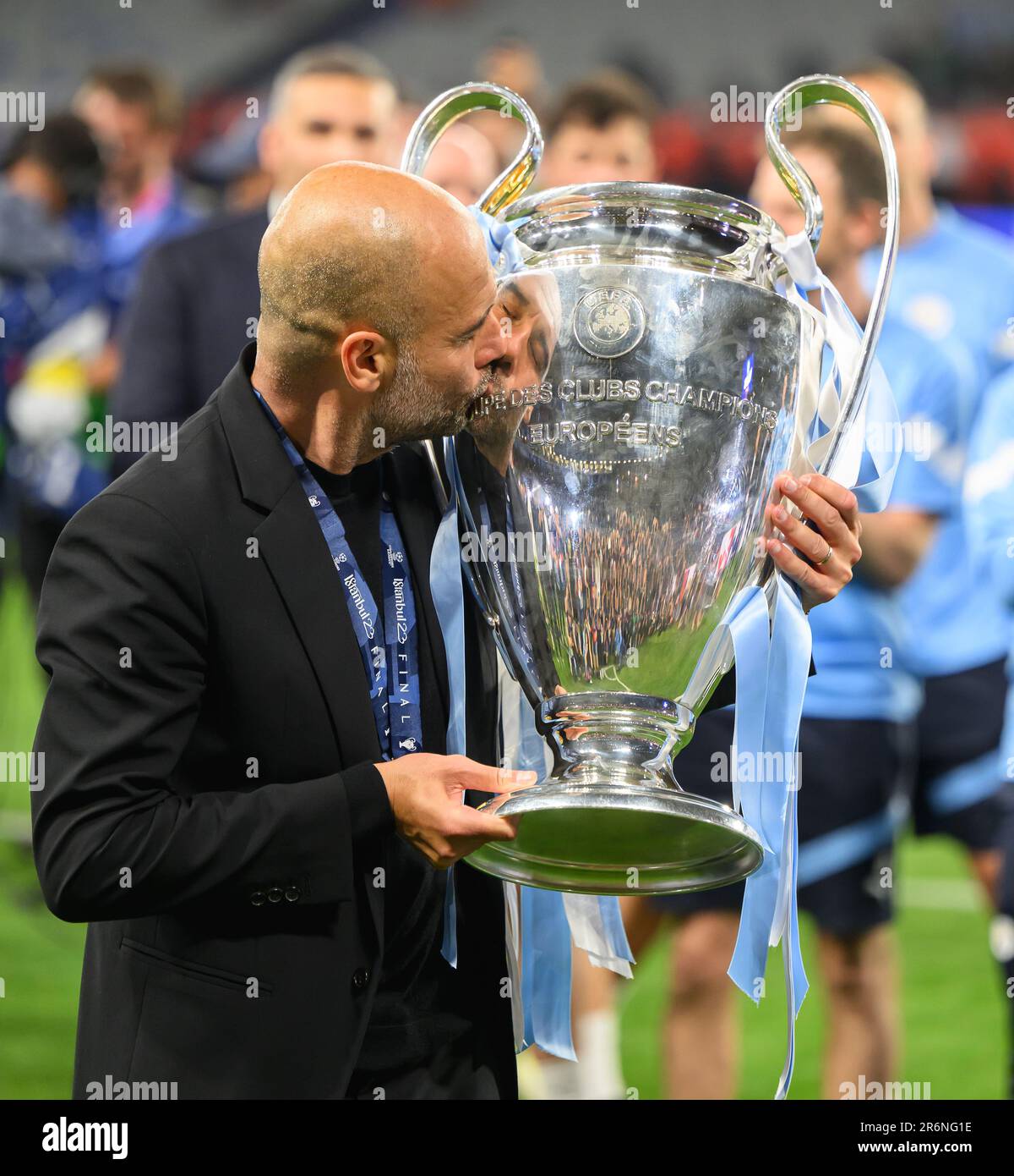 Istanbul, Turchia. 10th giugno, 2023. 10 giu 2023 - Manchester City / Inter Milan - UEFA Champions League - finale - Stadio Olimpico Ataturk. PEP Guardiola bacia il trofeo Champions League. Picture Credit: Mark Pain / Alamy Live News Foto Stock