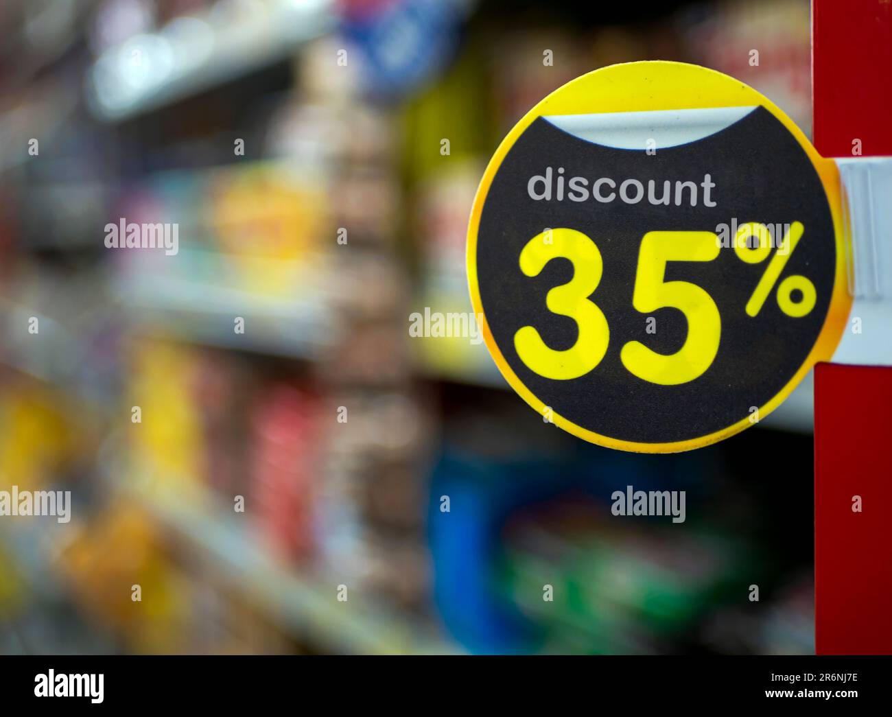 35 % di sconto testo, tag, badge nel supermercato, spazio copia, messa a fuoco poco profonda Foto Stock