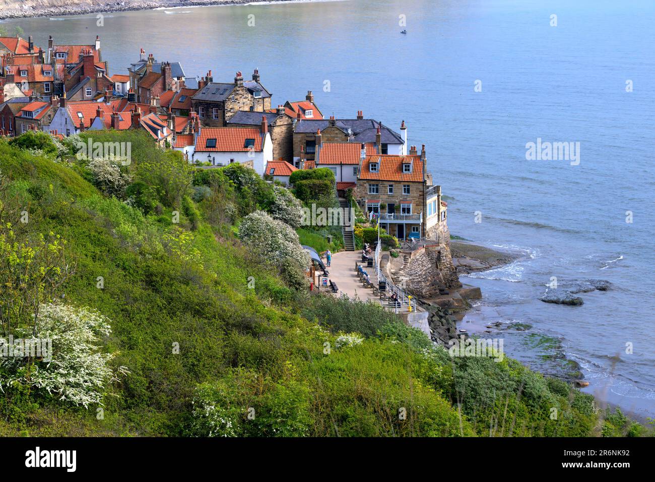 Vista panoramica sulle cime del tetto di Robin Hoods Bay, North Yorkshire, Regno Unito Foto Stock