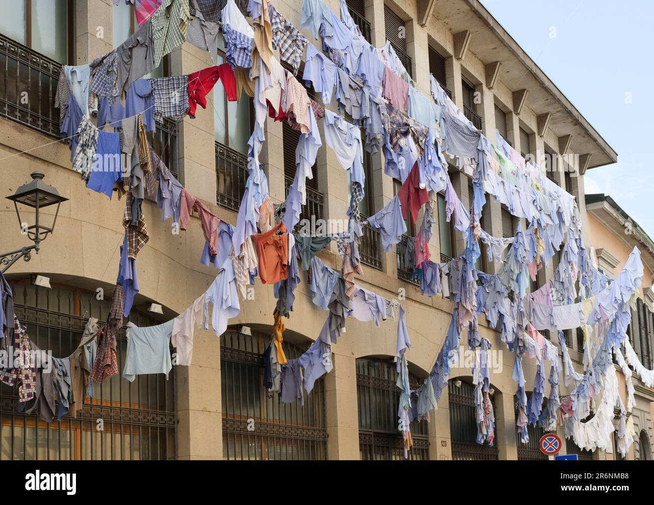 Bergamo, Italia. 11th giugno, 2023. L'opera dell'artista Kaarina Kaikkonen si può ammirare nella centrale via tasso di Bergamo e fa parte delle iniziative di Bergamo Brescia capitale della cultura 2023 Credit: Independent Photo Agency/Alamy Live News Foto Stock