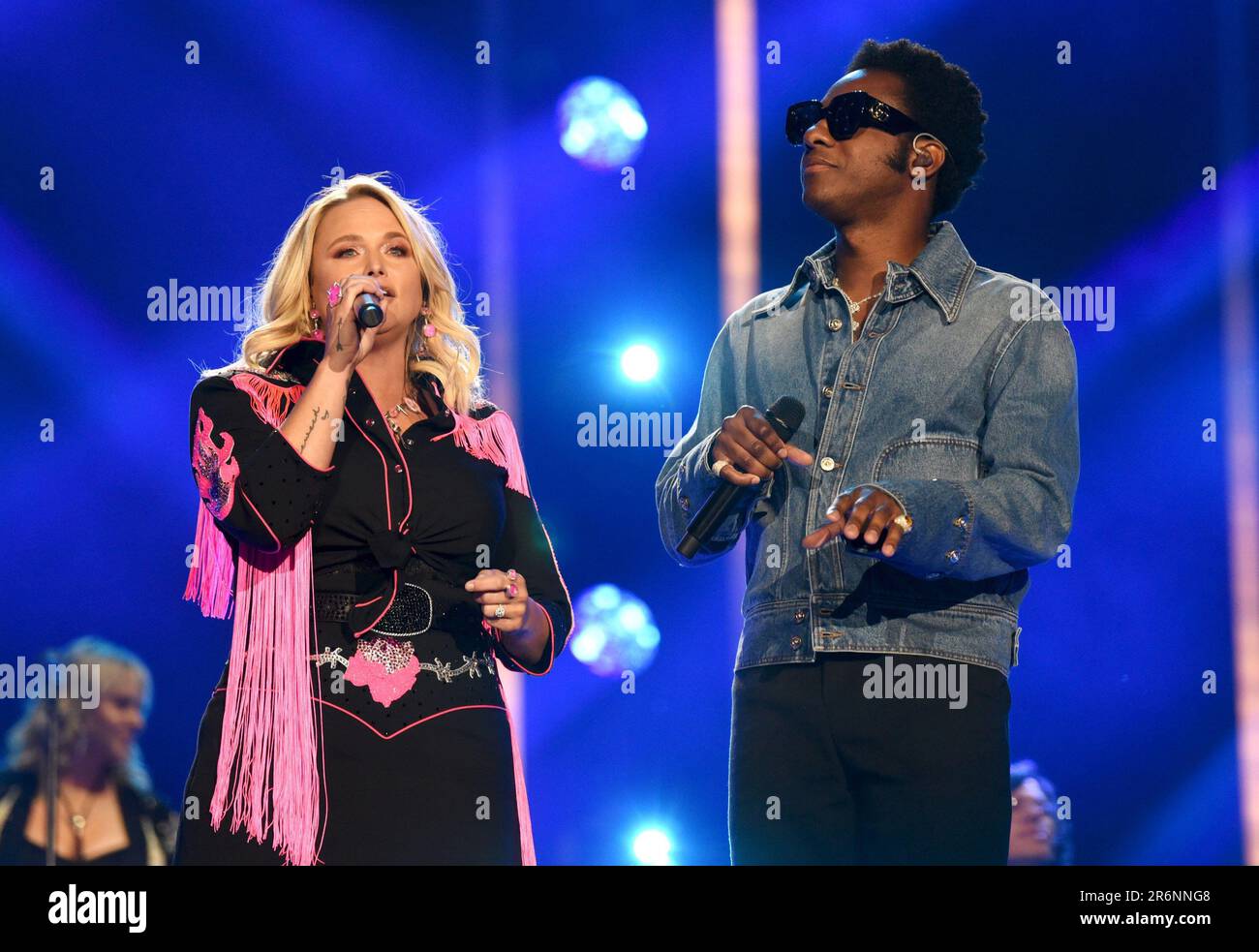 Nashville, Tennessee, Stati Uniti. 9th giugno, 2023. Miranda Lambert, Leon Bridges sul palco per il CMA Fest 2023 - VEN 2, Nissan Stadium, Nashville, TN 9 giugno 2023. Credit: Derek Storm/Everett Collection/Alamy Live News Foto Stock