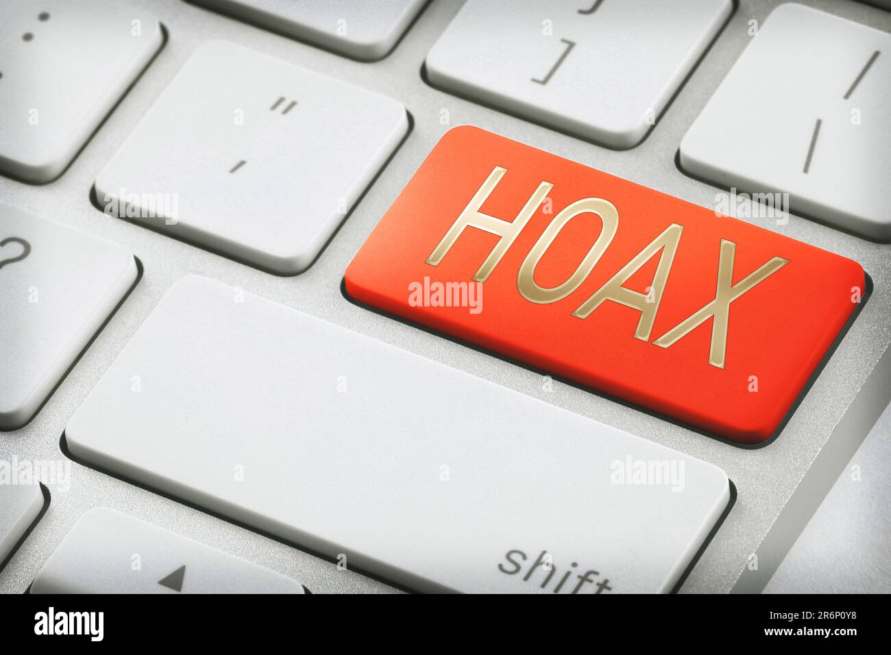 Pulsante rosso con parola Hoax sulla tastiera del computer portatile, primo piano Foto Stock