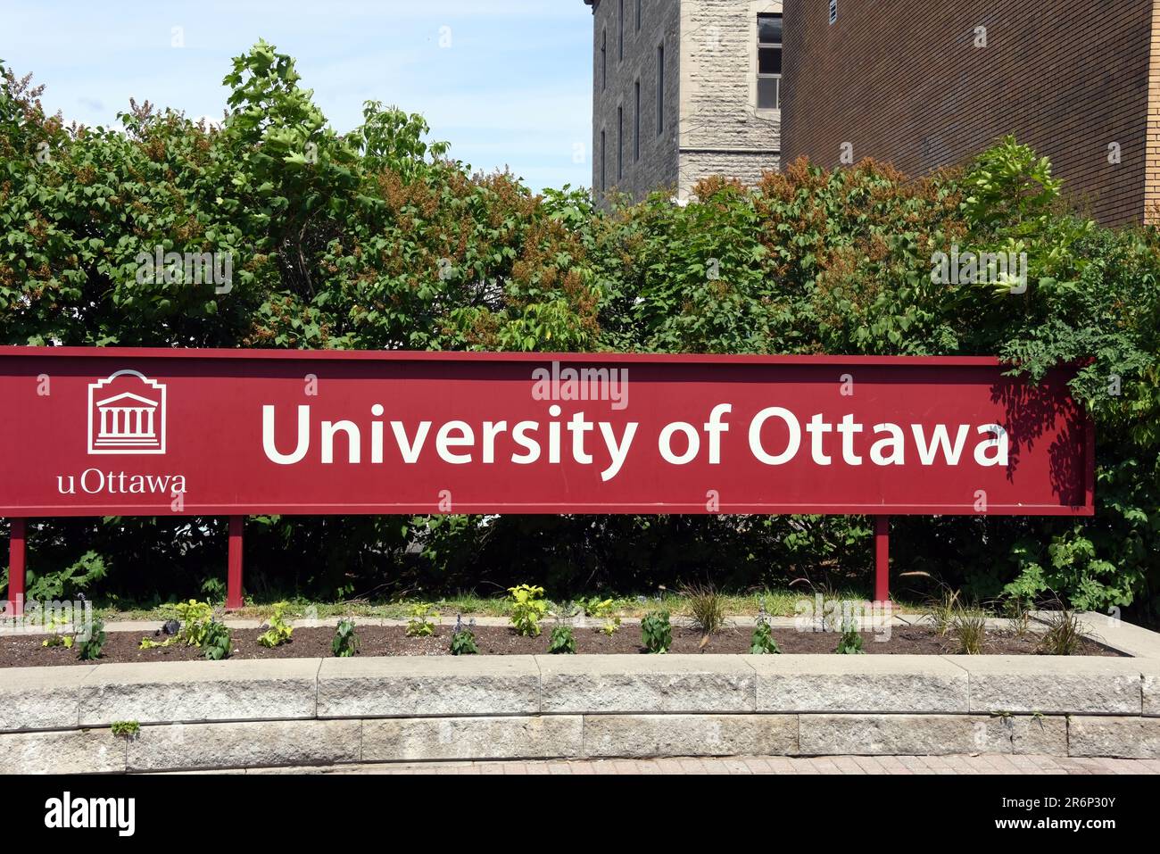 Ottawa, Canada - 10 giugno 2023: Firma per l'Università di Ottawa, un'università pubblica di ricerca bilingue situata vicino al centro di Ottawa. Era così Foto Stock