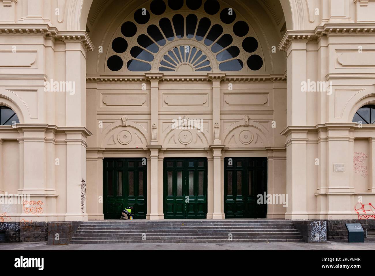 MELBOURNE, AUSTRALIA - MAGGIO 19: Dopo un restauro di $20 milioni di dollari che era stato completato nelle ultime settimane, un gruppo di circa 20 persone ha vandalizzato la facciata del Royal Exhibition Building, patrimonio dell'umanità, il sabato sera. Un operaio è visto dipingere sopra i graffiti bianchi sulle porte cerimoniali anteriori dell'entrata meridionale di Victoria durante COVID 19 il 19 maggio 2020 a Melbourne, Australia. Foto Stock