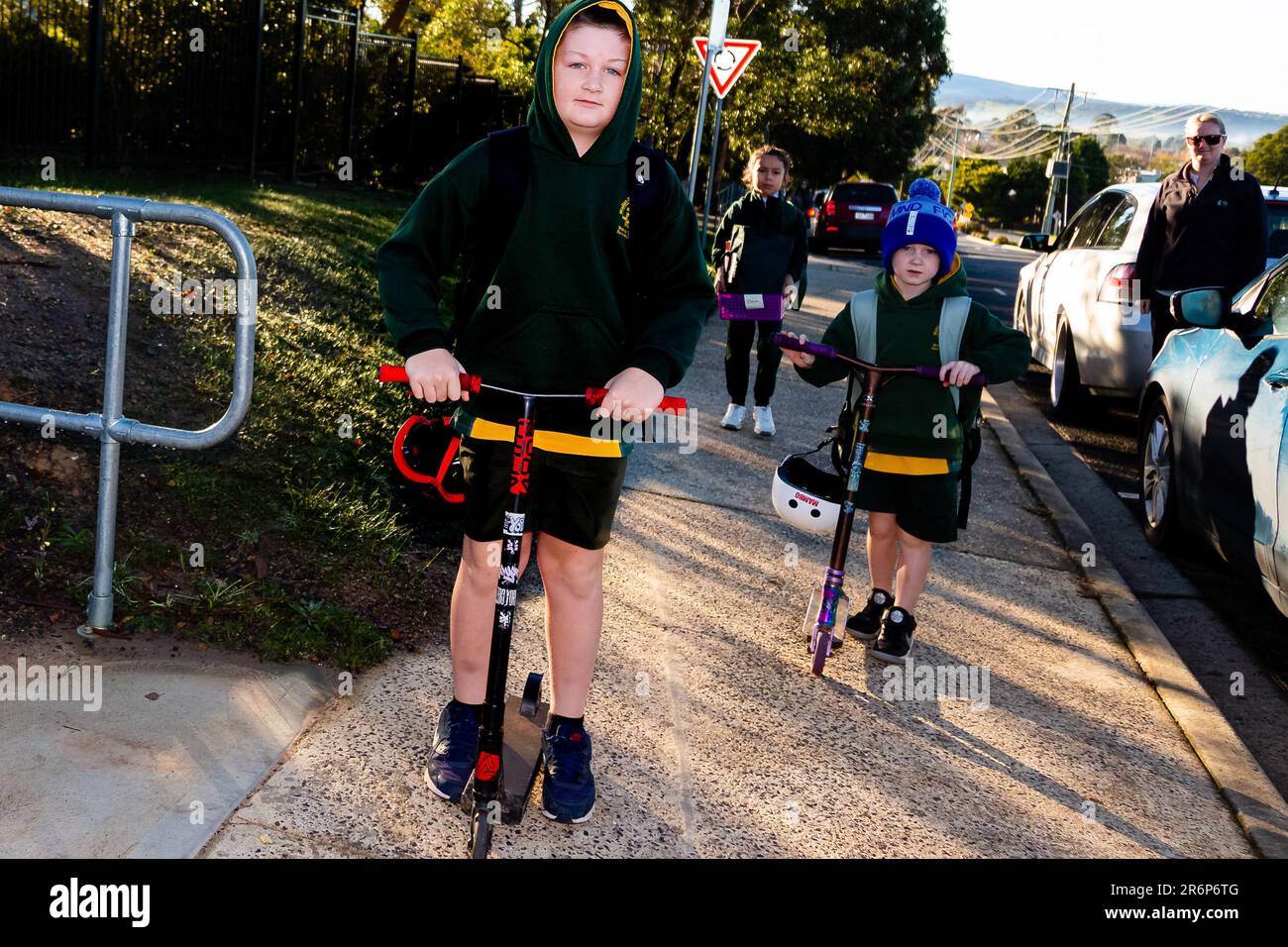 MELBOURNE, AUSTRALIA - MAGGIO 26: Gli studenti della Wallan Primary School arrivano a scuola per la prima volta in due mesi sui loro scooter come apprendimento faccia a faccia per i Prep e gli anni 1 & 2 riprendono il 26 Maggio 2020 a Melbourne, Australia. Dopo alcune delle nazioni più severe e più draconiane restrizioni, tra cui la chiusura delle scuole con un passaggio all'apprendimento online, le scuole del governo vittoriano inizierà oggi un graduale ritorno alle aule. Il 12th maggio, il Premier Daniel Andrews ha annunciato che dal 26th maggio, l'apprendimento faccia a faccia tornerà per tutti gli studenti della Prep, Grade 1, Grade Foto Stock