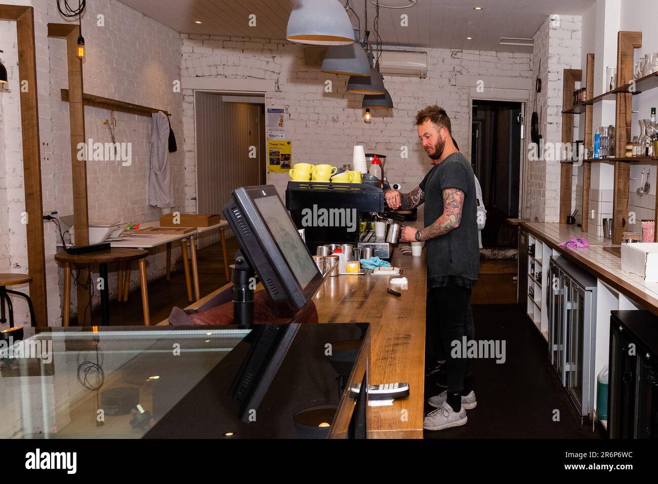 MELBOURNE, AUSTRALIA - MAGGIO 24: Il barista Tav prepara caffè da asporto al Lucky Penny Café di South Yarra il 24 Maggio 2020 a Melbourne, Australia. Il proprietario del caffè di Melbourne, Matt Lanigan, è soggetto ad una campagna orchestrata in linea dello striscio contro lui ed il suo caffè, il Penny fortunato, in Yarra del sud, dopo che ha dato parecchie interviste alle stazioni della TV e alle pubblicazioni in linea, compreso alcuno con il MP liberale, Tim Smith, Chiedere uniformità tra le leggi di blocco COVID-19 di Victoria e quelle di altri stati la scorsa settimana. Il Premier Danial Andrews ha da allora annunciato che caffè, ristoranti e pub sarebbero stati in grado di fare Foto Stock