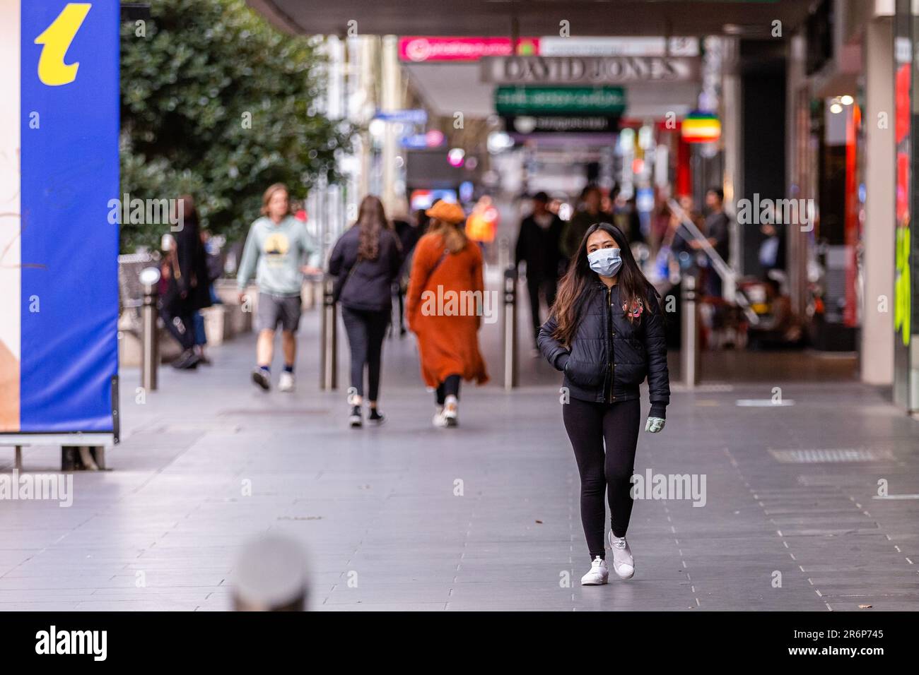 MELBOURNE, AUSTRALIA - MAGGIO 28: Un uomo che indossa un facemask cammina nel CBD il 28 Maggio 2020 a Melbourne, Australia. Mentre il Chief medial Officer australiano, Brendan Murphy, raccomanda contro le persone sane che indossano maschere in pubblico a causa del maggiore rischio di catturare COVID-19, molti scelgono ancora di indossarle. Foto Stock