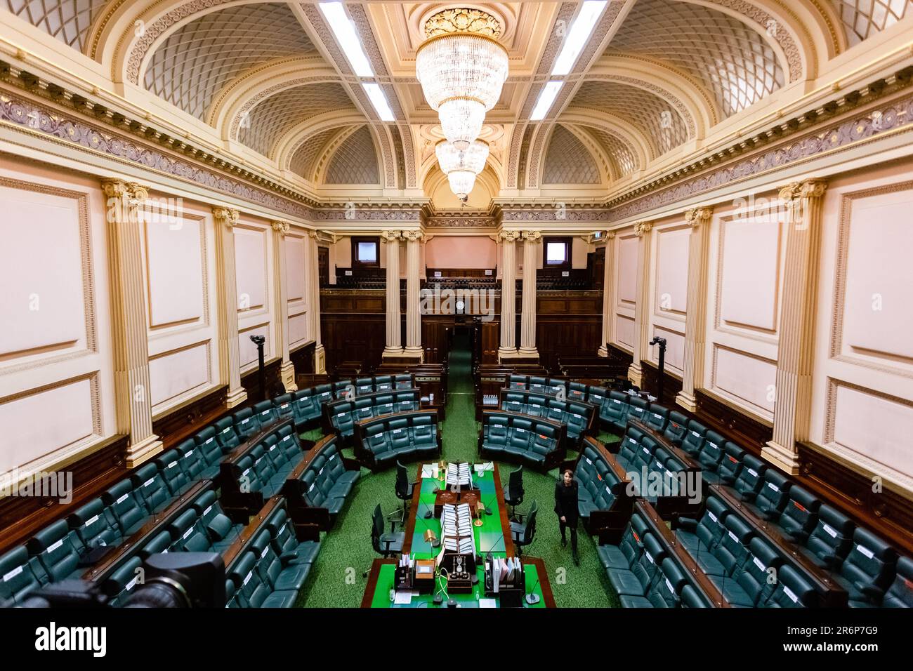 MELBOURNE, AUSTRALIA - Giugno 16: La calma prima della tempesta, un'Assemblea legislativa vuota attende che i ministri entrino in Aula poiché il tempo delle interrogazioni sta per iniziare durante il tempo delle interrogazioni del 16 giugno 2020 a Melbourne, Australia. Governo in crisi come nastri segreti rivelano su scala industriale diramazione accatastamento e corruzione accuse nei confronti di alto ministro del lavoro Adem Somyurek, insieme con altri due ministri Marlene Kairouz e Robin Scott. Il Premier Daniel Andrews ha licenziato il sig. Somyurek e sia la sig.ra Kairouz che il sig. Scott si sono poi dimessi. Il Premier Andrews nega qualsiasi conoscenza dello scandalo e repercu Foto Stock