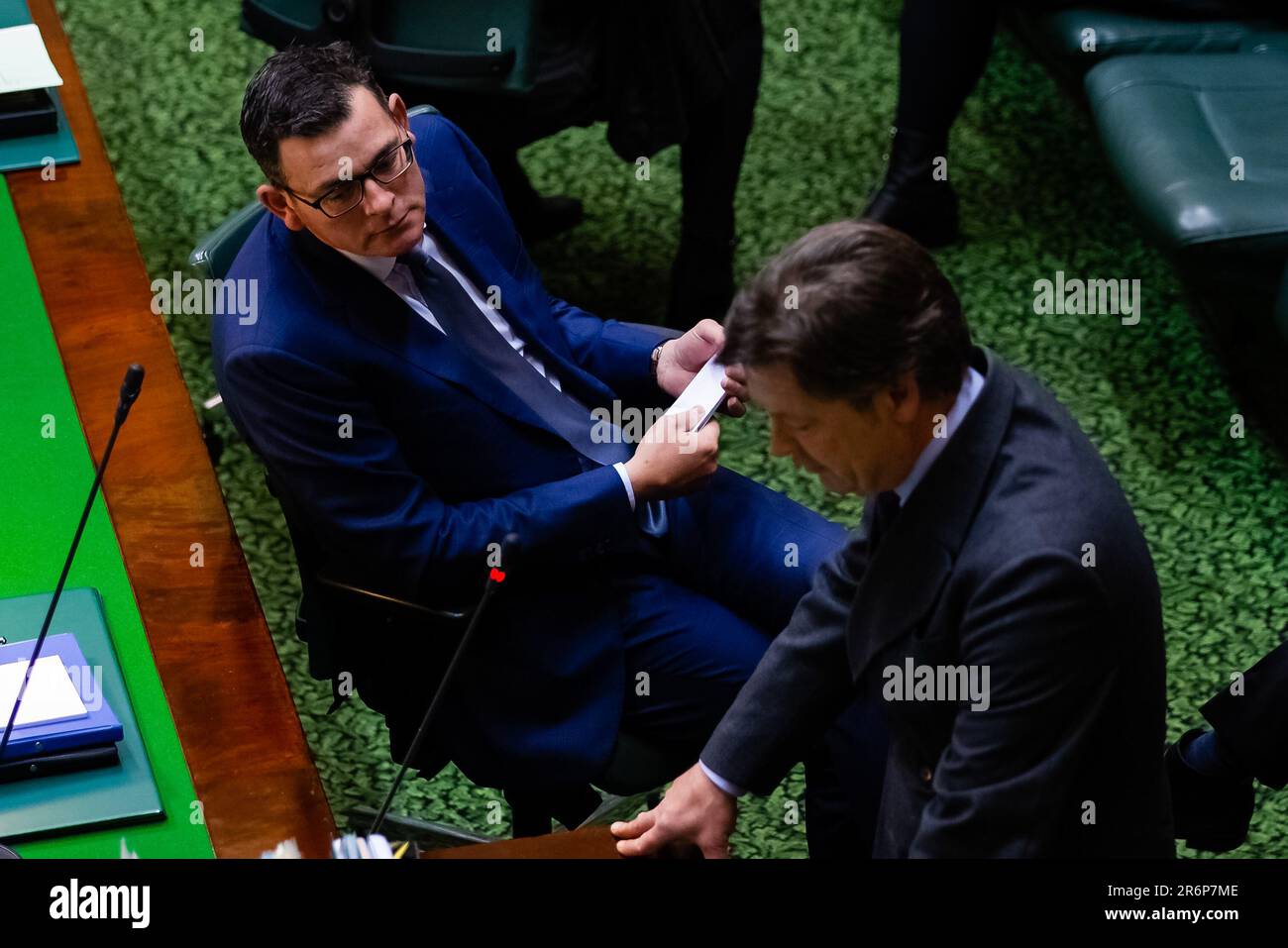 MELBOURNE, AUSTRALIA - Giugno 16: Il Premier Daniel Andrews si occupa del tempo delle interrogazioni del 16 giugno 2020 a Melbourne, Australia. Governo in crisi come nastri segreti rivelano su scala industriale diramazione accatastamento e corruzione accuse nei confronti di alto ministro del lavoro Adem Somyurek, insieme con altri due ministri Marlene Kairouz e Robin Scott. Il Premier Daniel Andrews ha licenziato il sig. Somyurek e sia la sig.ra Kairouz che il sig. Scott si sono poi dimessi. Il Premier Andrews nega qualsiasi conoscenza dello scandalo e le ripercussioni si propagano fino al Partito federale del lavoro. Foto Stock