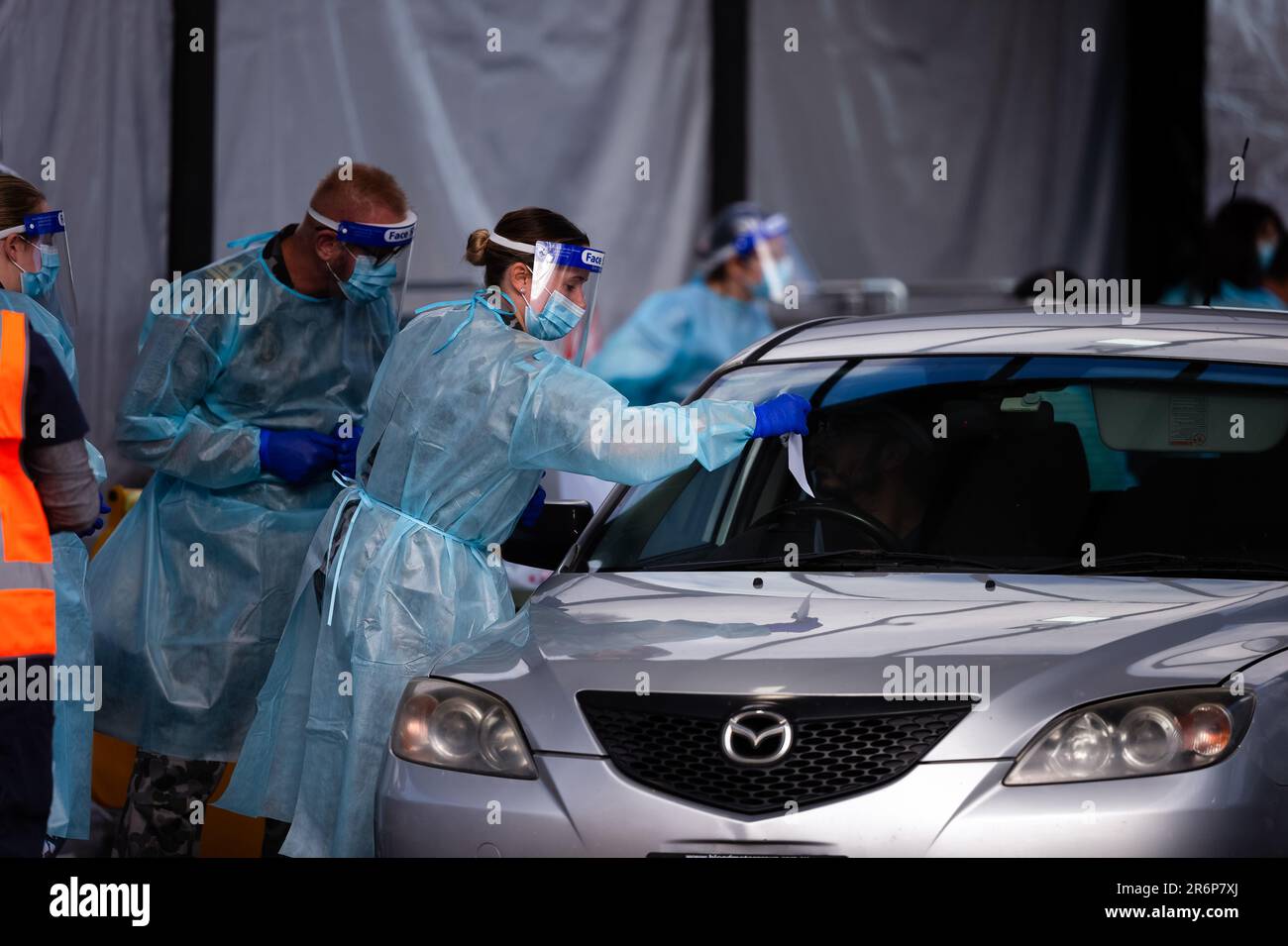MELBOURNE, AUSTRALIA - Giugno 27: Personale mediale e personale militare sono visti condurre test presso il nuovo sito di test mobile presso la CB Smith Reserve Fawkner mentre le persone arrivano in gran numero per essere testati durante COVID 19 il 27 Giugno 2020 a Melbourne, Australia. Nell'ambito di un preoccupante aumento dei casi positivi al test di Coronavirus a Victoria, che sta suscitando timori di una seconda ondata del Premier di Stato, Daniel Andrews ha annunciato la scorsa settimana che un blitz di test mirato sarebbe stato lanciato ieri (26 giugno) in dieci sobborghi mirati a zero in trasmissione comunitaria. Per la quindicina successiva, 10.000 test wil Foto Stock