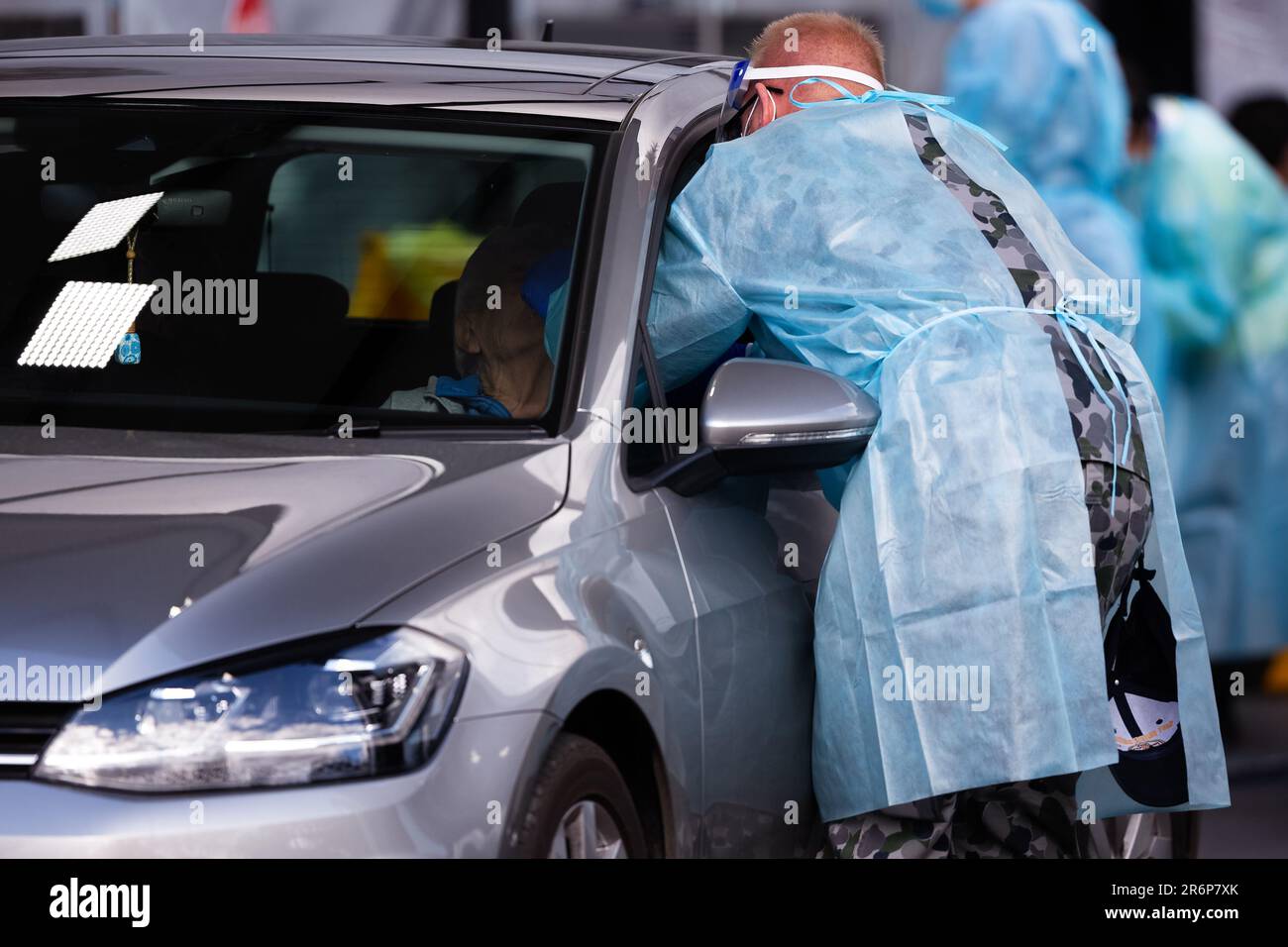 MELBOURNE, AUSTRALIA - Giugno 27: Il personale mediale, compreso il personale militare, è visto condurre test presso il nuovo sito di test mobile presso la CB Smith Reserve Fawkner mentre le persone arrivano in gran numero per essere testati durante il COVID 19 il 27 Giugno 2020 a Melbourne, Australia. Nell'ambito di un preoccupante aumento dei casi positivi al test di Coronavirus a Victoria, che sta suscitando timori di una seconda ondata del Premier di Stato, Daniel Andrews ha annunciato la scorsa settimana che un blitz di test mirato sarebbe stato lanciato ieri (26 giugno) in dieci sobborghi mirati a zero in trasmissione comunitaria. Per le quindicine successive, 10.000 te Foto Stock