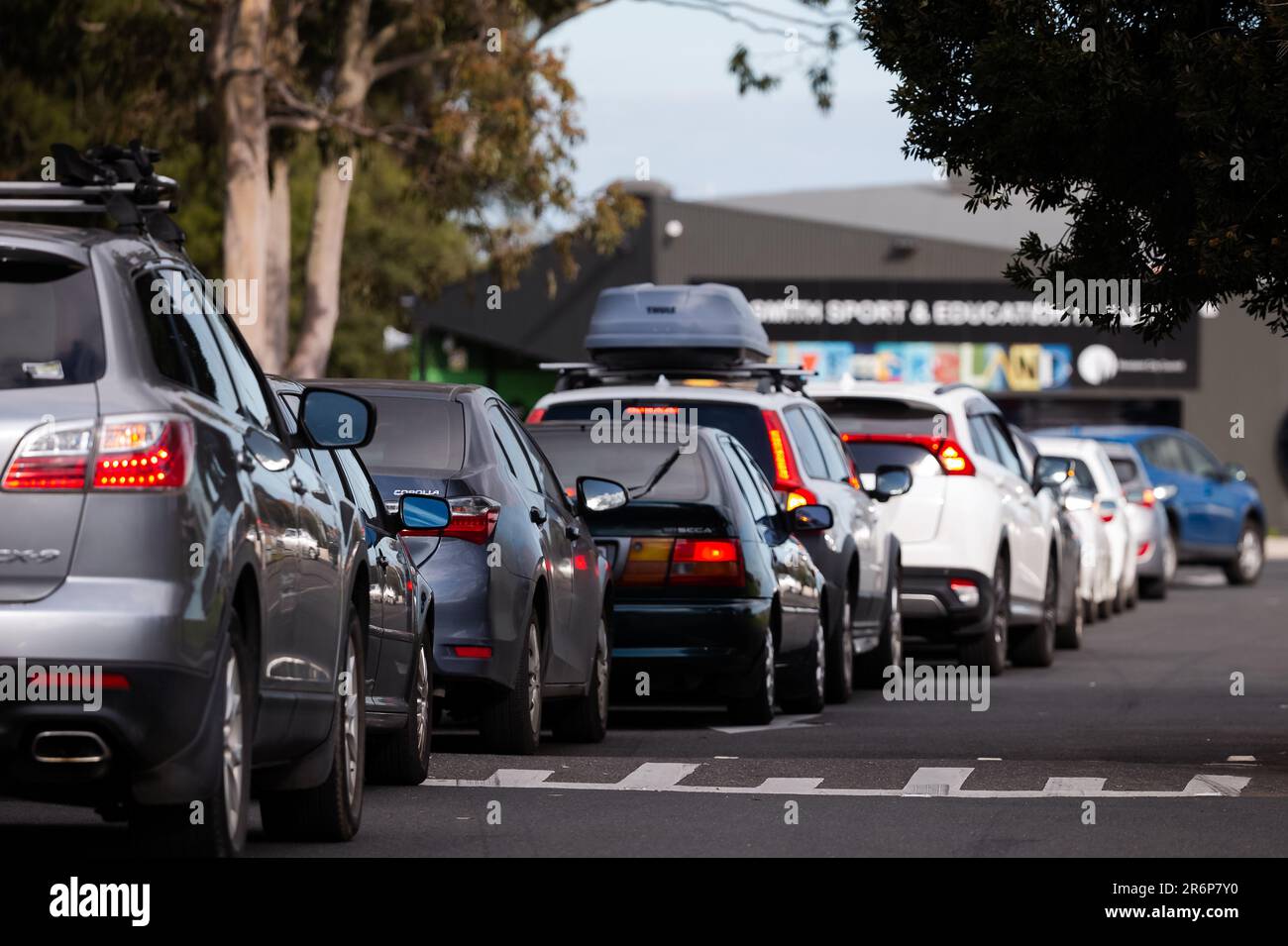 MELBOURNE, AUSTRALIA - Giugno 27: Le auto si allineano per 100 metri presso il Fawkner Mobile Testing Site durante il COVID 19 del 27 Giugno 2020 a Melbourne, Australia. Nell'ambito di un preoccupante aumento dei casi positivi al test di Coronavirus a Victoria, che sta suscitando timori di una seconda ondata del Premier di Stato, Daniel Andrews ha annunciato la scorsa settimana che un blitz di test mirato sarebbe stato lanciato ieri (26 giugno) in dieci sobborghi mirati a zero in trasmissione comunitaria. Per le prossime due settimane saranno condotti 10.000 test su Keilor Downs, Broadmeadows, Maidstone, Albanvale, Sunshine West, Hallam, Brunsw Foto Stock