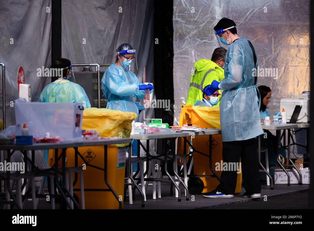 MELBOURNE, AUSTRALIA - Giugno 27: Il personale mediale viene visto al nuovo sito di test mobile presso la CB Smith Reserve Fawkner mentre le persone vengono in gran numero per essere testato durante il COVID 19 il 27 Giugno 2020 a Melbourne, Australia. Nell'ambito di un preoccupante aumento dei casi positivi al test di Coronavirus a Victoria, che sta suscitando timori di una seconda ondata del Premier di Stato, Daniel Andrews ha annunciato la scorsa settimana che un blitz di test mirato sarebbe stato lanciato ieri (26 giugno) in dieci sobborghi mirati a zero in trasmissione comunitaria. Per le prossime due settimane, 10.000 test saranno condotti attraverso Keilor Downs, Broadm Foto Stock