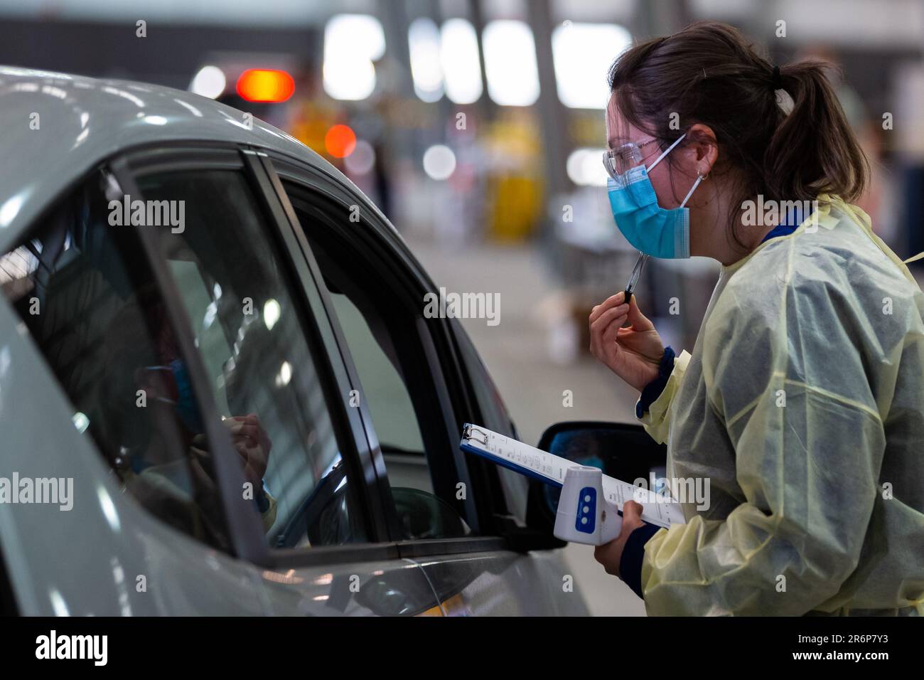 MELBOURNE, AUSTRALIA - Giugno 27: Il personale mediale che indossa i dispositivi di protezione individuale è visto condurre test presso il nuovo sito di test mobile presso il Melbourne Showgrounds durante il COVID 19 del 27 giugno 2020 a Melbourne, Australia. Nell'ambito di un preoccupante aumento dei casi positivi al test di Coronavirus a Victoria, che sta suscitando timori di una seconda ondata del Premier di Stato, Daniel Andrews ha annunciato la scorsa settimana che un blitz di test mirato sarebbe stato lanciato ieri (26 giugno) in dieci sobborghi mirati a zero in trasmissione comunitaria. Per le prossime due settimane, 10.000 test saranno condotti attraverso Kei Foto Stock