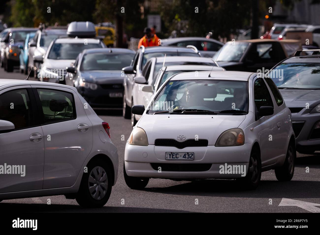 MELBOURNE, AUSTRALIA - Giugno 27: Caos e confusione si presenta come centinaia di auto imballate con intere famiglie si allineano al Fawkner Mobile Testing Site durante il COVID 19 del 27 Giugno 2020 a Melbourne, Australia. Nell'ambito di un preoccupante aumento dei casi positivi al test di Coronavirus a Victoria, che sta suscitando timori di una seconda ondata del Premier di Stato, Daniel Andrews ha annunciato la scorsa settimana che un blitz di test mirato sarebbe stato lanciato ieri (26 giugno) in dieci sobborghi mirati a zero in trasmissione comunitaria. Per le prossime due settimane, 10.000 test saranno condotti attraverso Keilor Downs, Broadmeadows, M Foto Stock