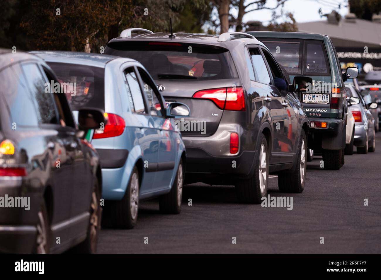 MELBOURNE, AUSTRALIA - Giugno 27: Caos e confusione si presenta come centinaia di auto imballate con intere famiglie si allineano al Fawkner Mobile Testing Site durante il COVID 19 del 27 Giugno 2020 a Melbourne, Australia. Nell'ambito di un preoccupante aumento dei casi positivi al test di Coronavirus a Victoria, che sta suscitando timori di una seconda ondata del Premier di Stato, Daniel Andrews ha annunciato la scorsa settimana che un blitz di test mirato sarebbe stato lanciato ieri (26 giugno) in dieci sobborghi mirati a zero in trasmissione comunitaria. Per le prossime due settimane, 10.000 test saranno condotti attraverso Keilor Downs, Broadmeadows, M Foto Stock