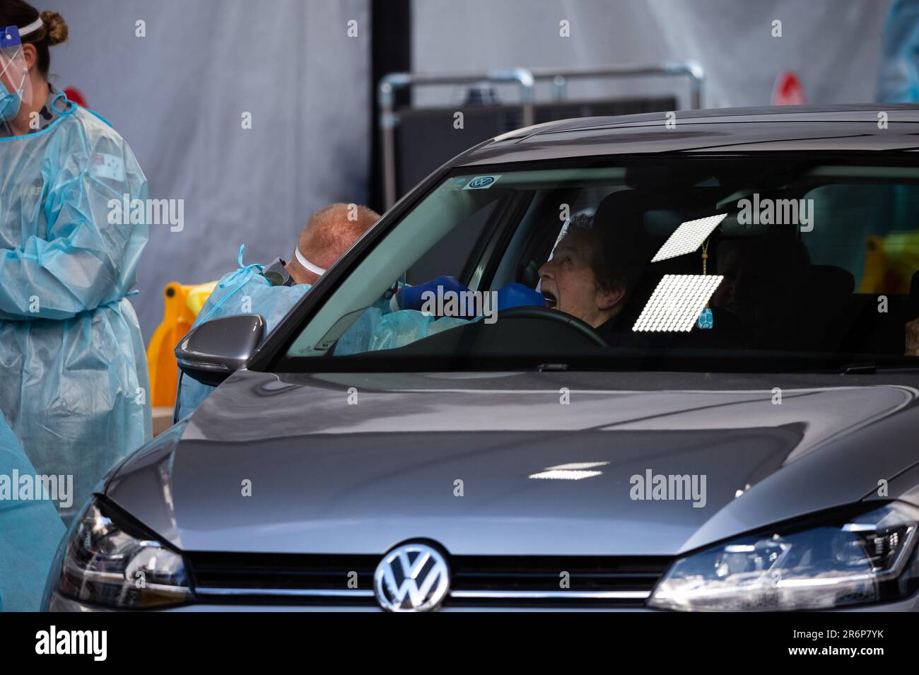 MELBOURNE, AUSTRALIA - Giugno 27: Una medica militare è visto testare una donna anziana presso il nuovo sito di test mobile presso CB Smith Reserve Fawkner come le persone vengono in gran numero per essere testati durante COVID 19 il 27 Giugno, 2020 a Melbourne, Australia. Nell'ambito di un preoccupante aumento dei casi positivi al test di Coronavirus a Victoria, che sta suscitando timori di una seconda ondata del Premier di Stato, Daniel Andrews ha annunciato la scorsa settimana che un blitz di test mirato sarebbe stato lanciato ieri (26 giugno) in dieci sobborghi mirati a zero in trasmissione comunitaria. Per le prossime due settimane saranno condotti 10.000 test Foto Stock